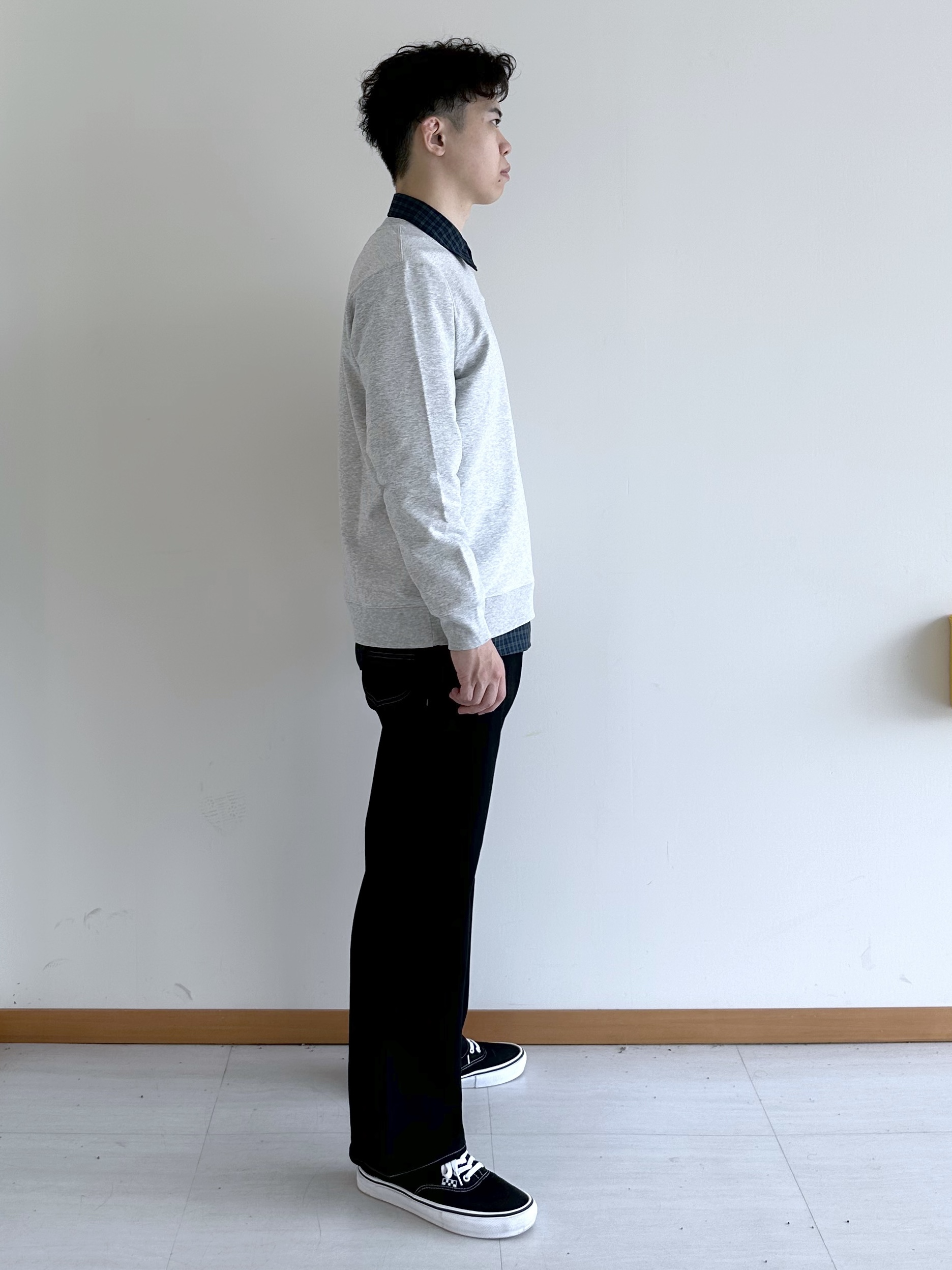 イッシーさんの「TAKEO KIKUCHI｜ワンポイント刺繍 ミニ裏毛 プルオーバージャージ」を使ったコーディネート