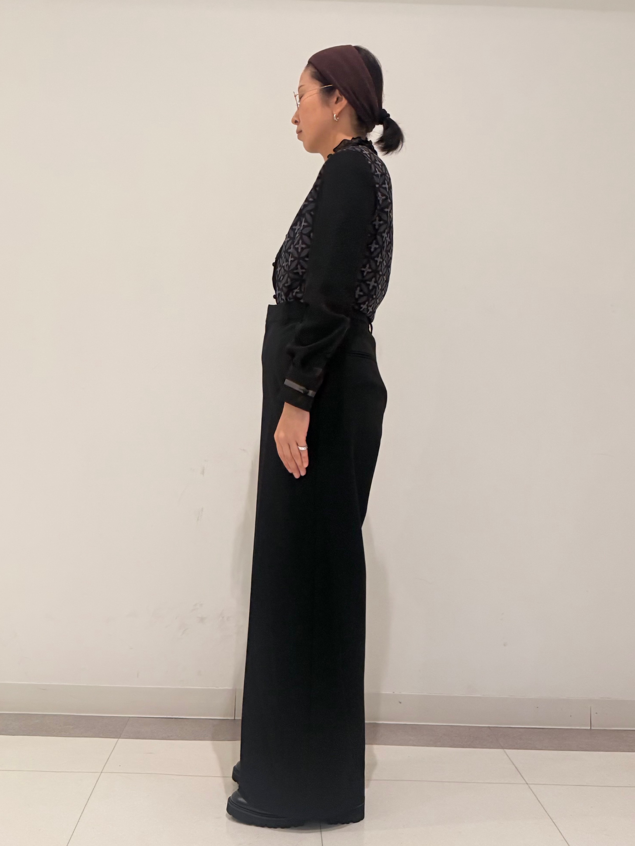 MIYAKAWAさんの「DRESSTERIOR｜オーバーラップサークル フリルカラーボウタイブラウス」を使ったコーディネート