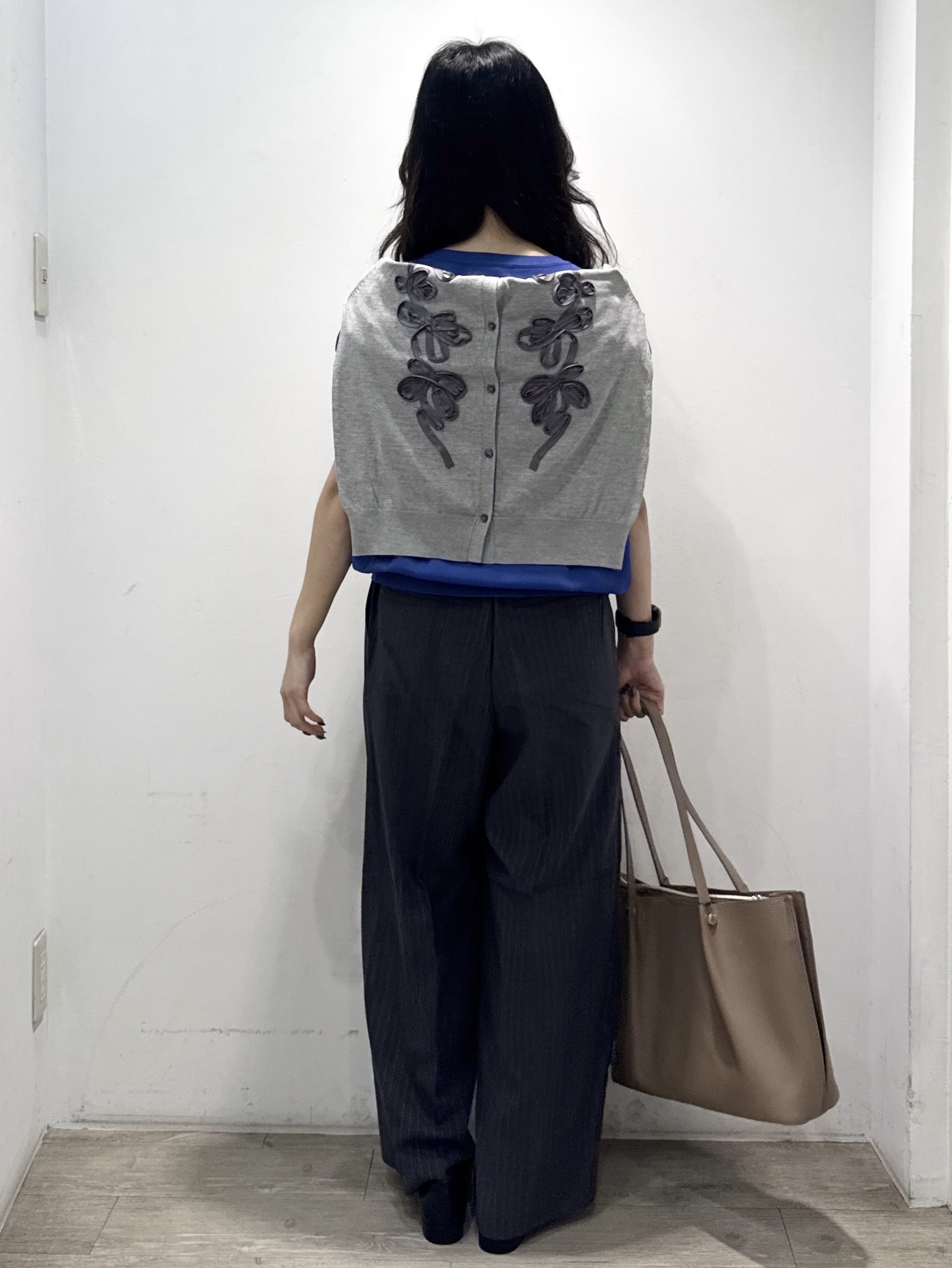 yuicciさんの「OPAQUE.CLIP｜【UV】フリルフレンチスリーブニット《接触冷感／洗濯機OK》」を使ったコーディネート