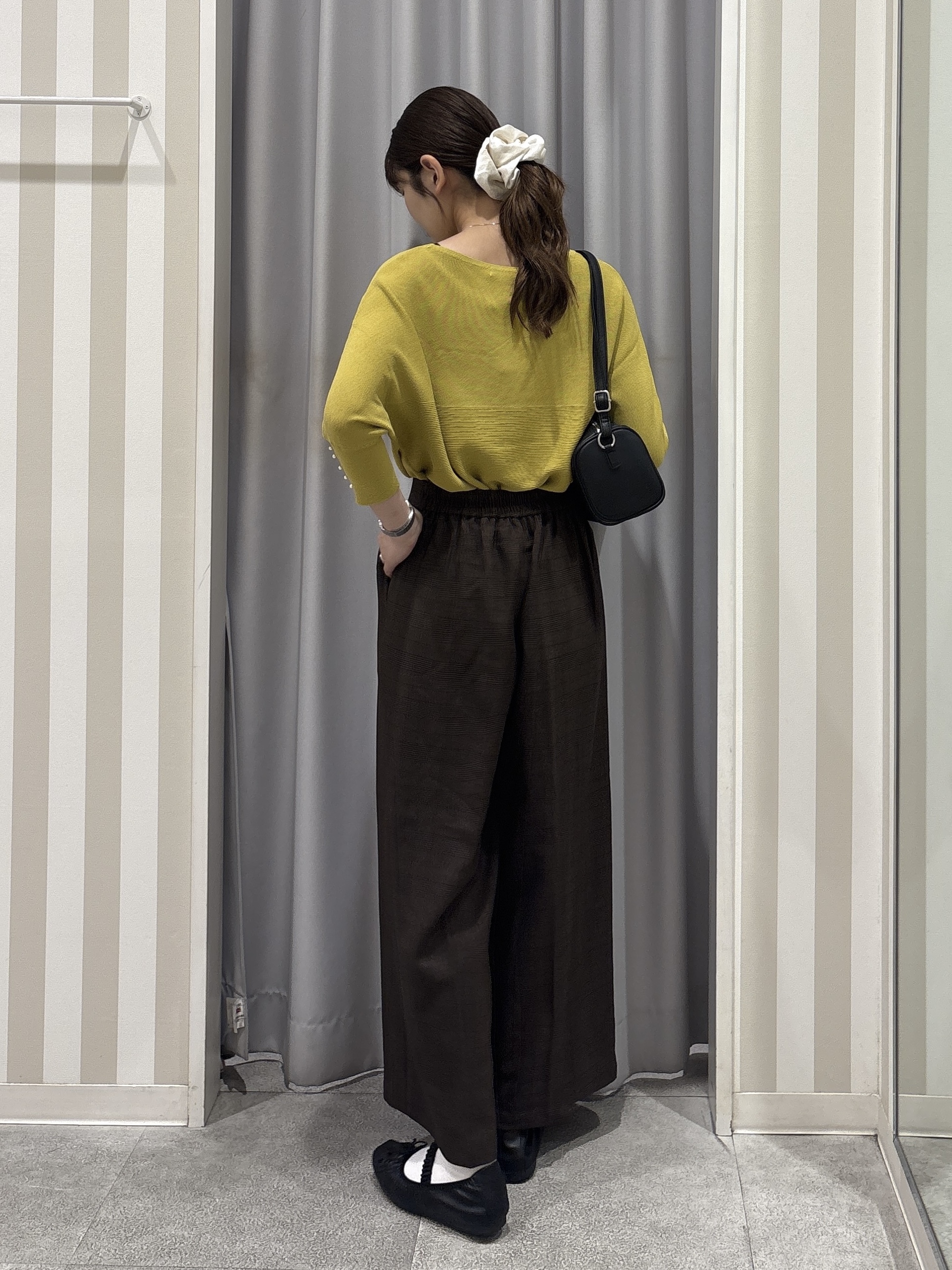 Rikaさんの「SHOO･LA･RUE｜【毛玉になりにくい】パール調ボタンが女性らしさをプラス ガーター切替 7分袖ドルマンニット」を使ったコーディネート