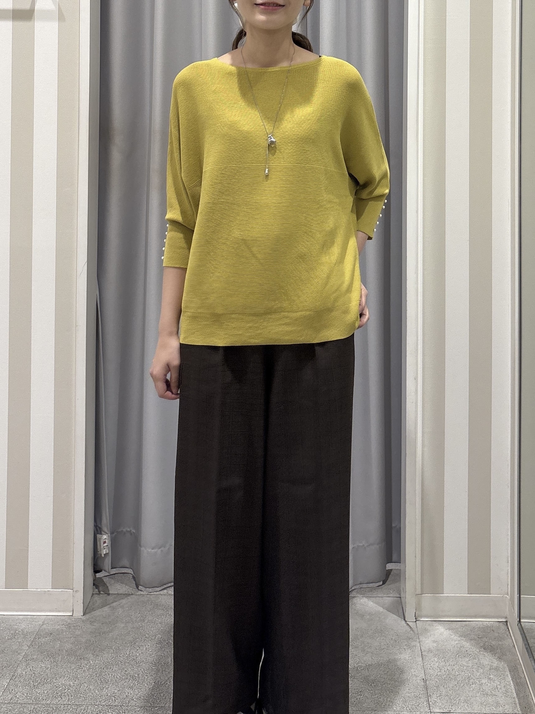 Rikaさんの「SHOO･LA･RUE｜【毛玉になりにくい】パール調ボタンが女性らしさをプラス ガーター切替 7分袖ドルマンニット」を使ったコーディネート