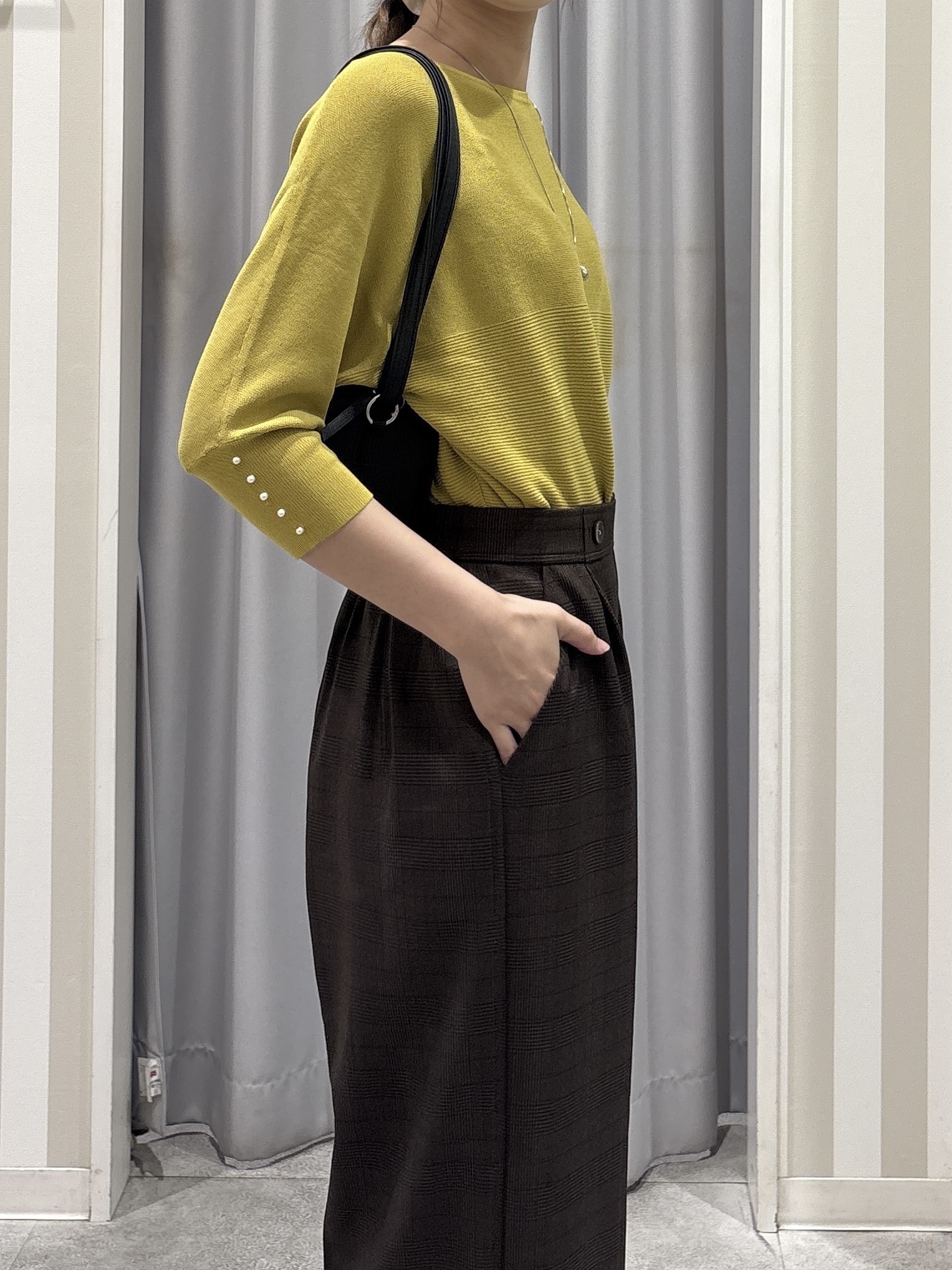 Rikaさんの「SHOO･LA･RUE｜【毛玉になりにくい】パール調ボタンが女性らしさをプラス ガーター切替 7分袖ドルマンニット」を使ったコーディネート