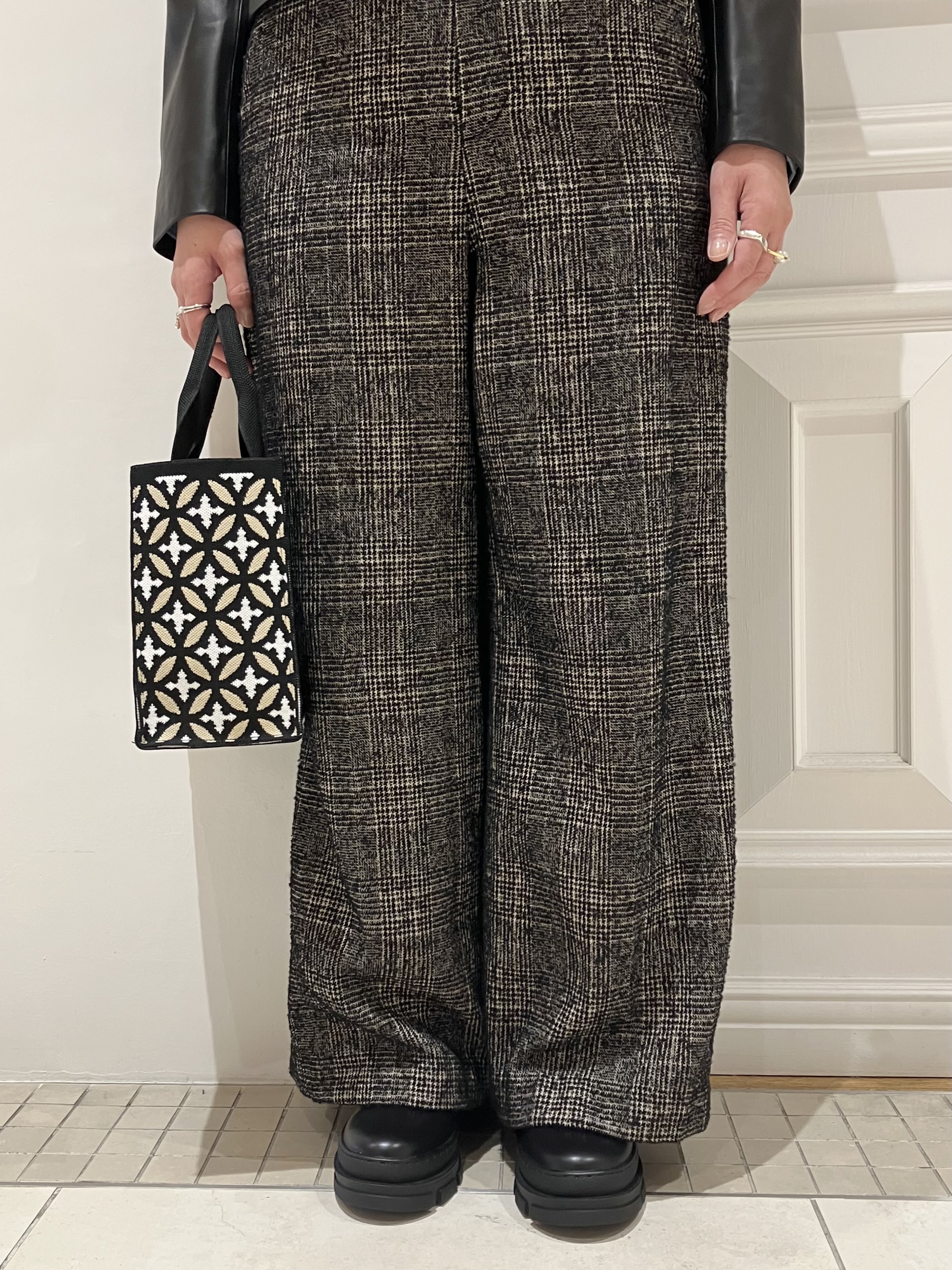 TAJIさんの「DRESSTERIOR｜【軽量レザー】ノーカラー ラムレザージャケット」を使ったコーディネート