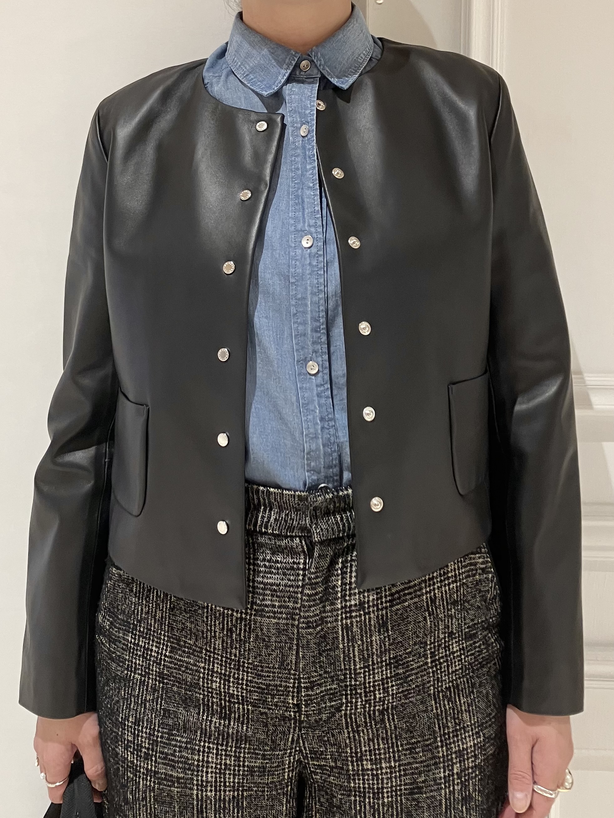 TAJIさんの「DRESSTERIOR｜【軽量レザー】ノーカラー ラムレザージャケット」を使ったコーディネート