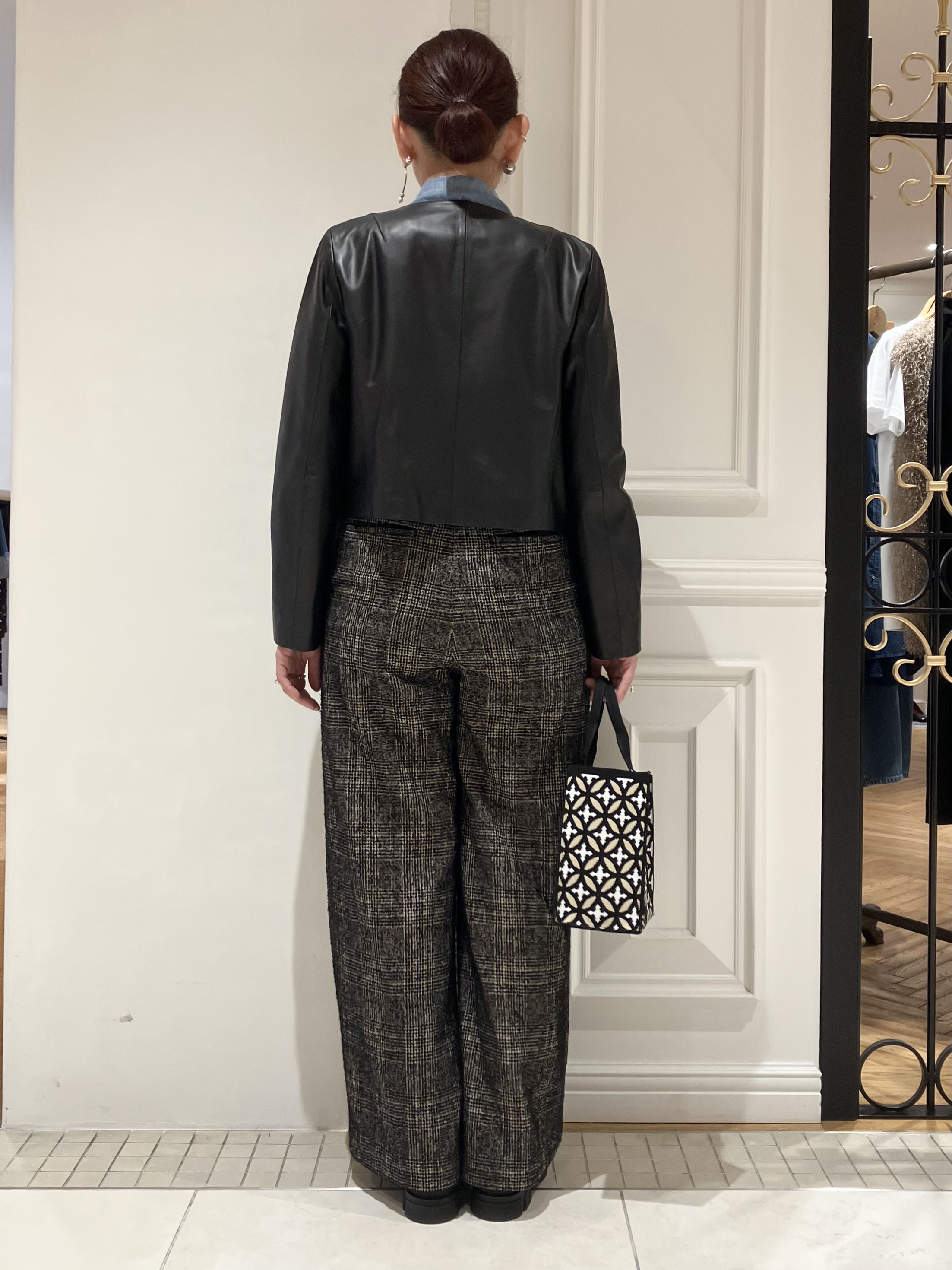 TAJIさんの「DRESSTERIOR｜【軽量レザー】ノーカラー ラムレザージャケット」を使ったコーディネート