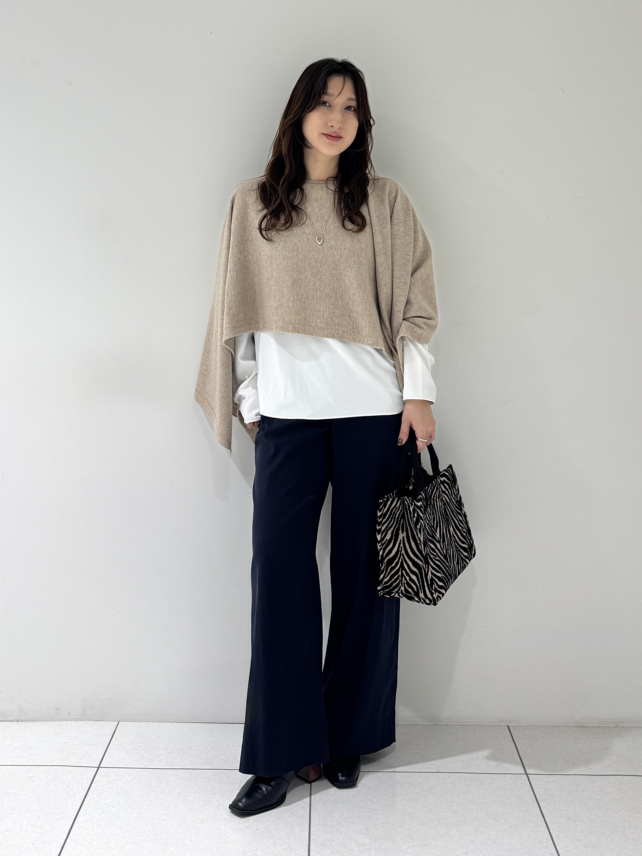 そんさんの「INDIVI｜【2WAY／着回し◎】ウール混ニットケープポンチョ」を使ったコーディネート