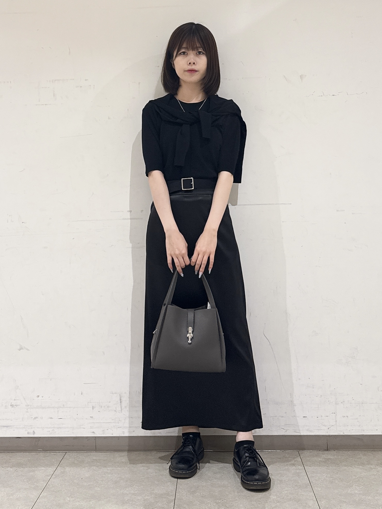 rinaさんの「INDIVI｜【吸汗速乾／ストレッチ◎】サテン素材ナロースカート」を使ったコーディネート