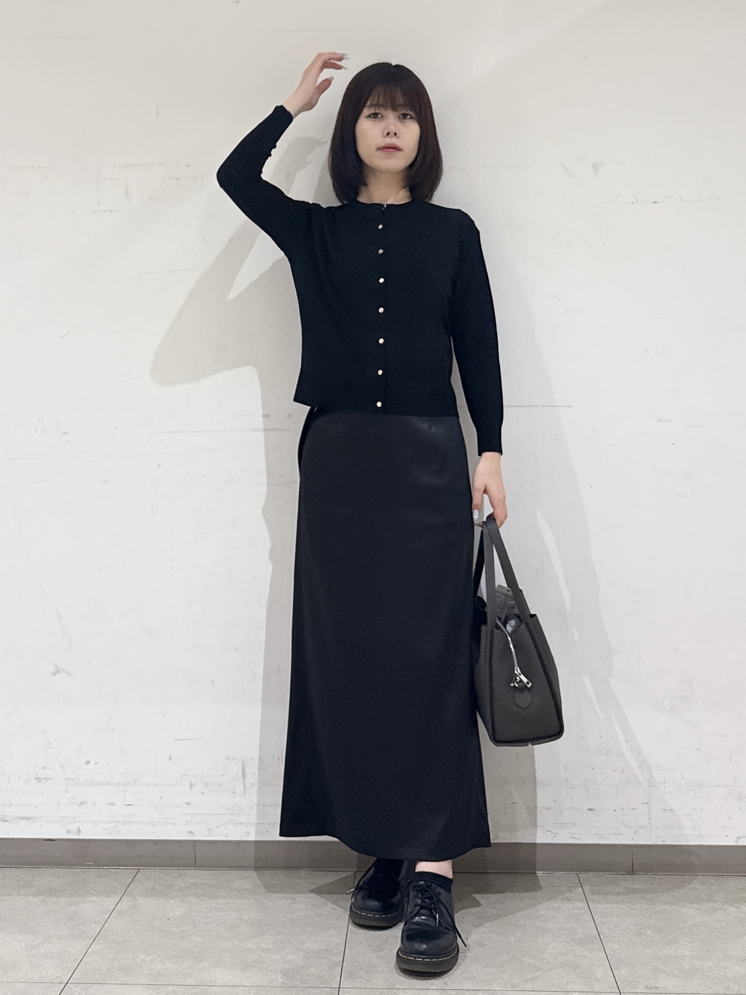 rinaさんの「INDIVI｜【吸汗速乾／ストレッチ◎】サテン素材ナロースカート」を使ったコーディネート
