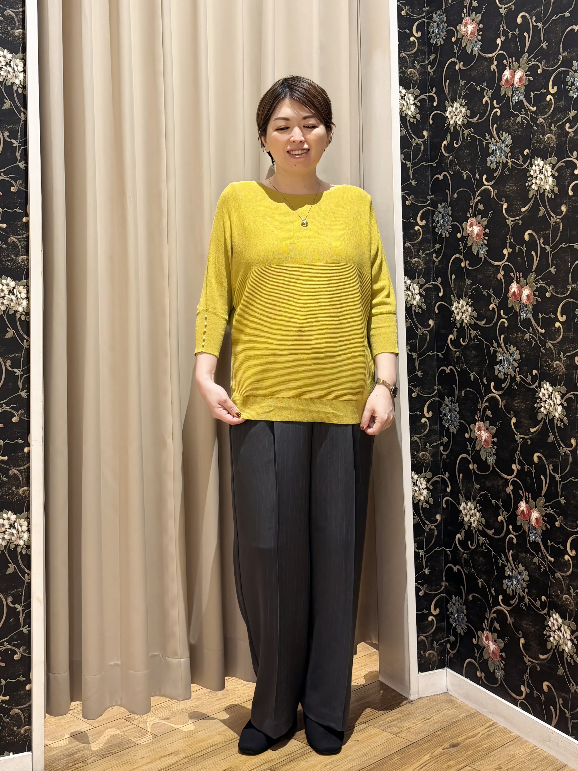 たみさんの「SHOO･LA･RUE｜【毛玉になりにくい】パール調ボタンが女性らしさをプラス ガーター切替 7分袖ドルマンニット」を使ったコーディネート