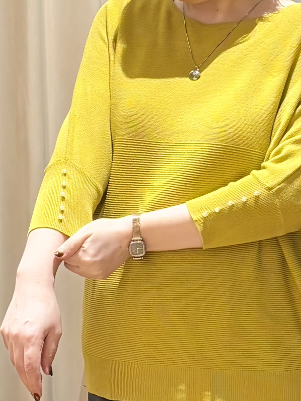 たみさんの「SHOO･LA･RUE｜【毛玉になりにくい】パール調ボタンが女性らしさをプラス ガーター切替 7分袖ドルマンニット」を使ったコーディネート