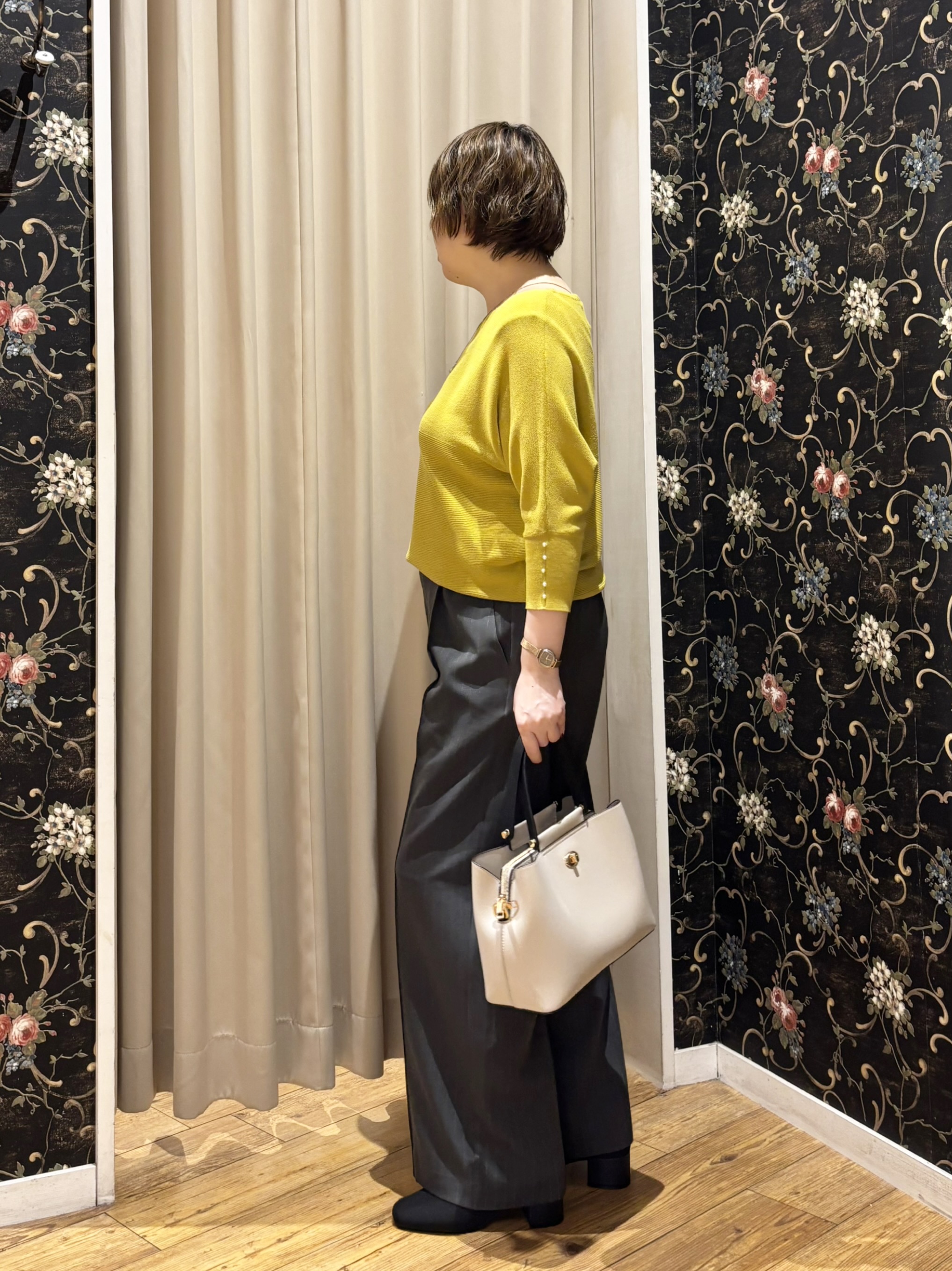たみさんの「SHOO･LA･RUE｜【毛玉になりにくい】パール調ボタンが女性らしさをプラス ガーター切替 7分袖ドルマンニット」を使ったコーディネート