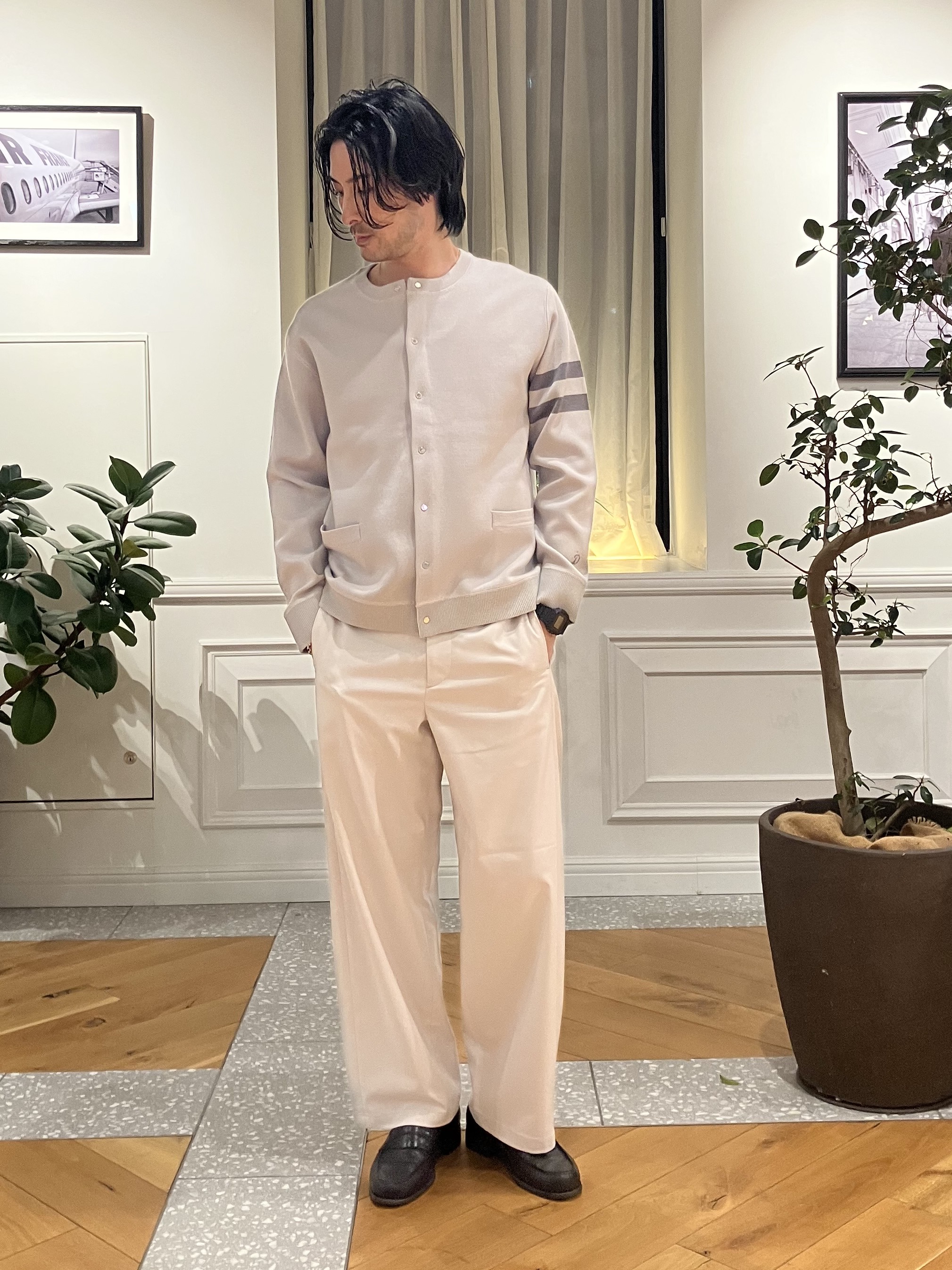 junyaさんの「DRESSTERIOR｜ウォッシャブル アームライン ラウンドカーディガン」を使ったコーディネート