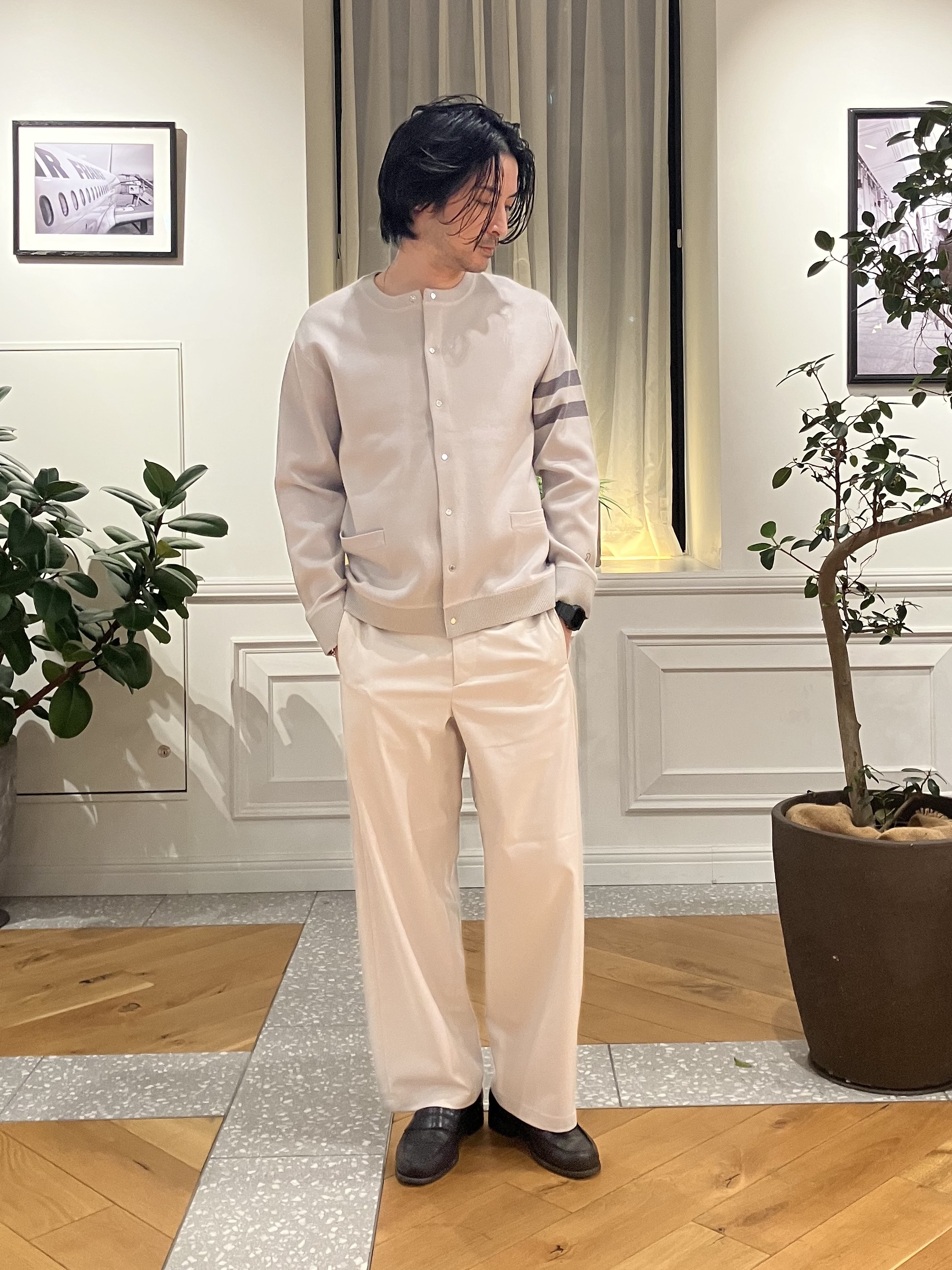 junyaさんの「DRESSTERIOR｜ウォッシャブル アームライン ラウンドカーディガン」を使ったコーディネート