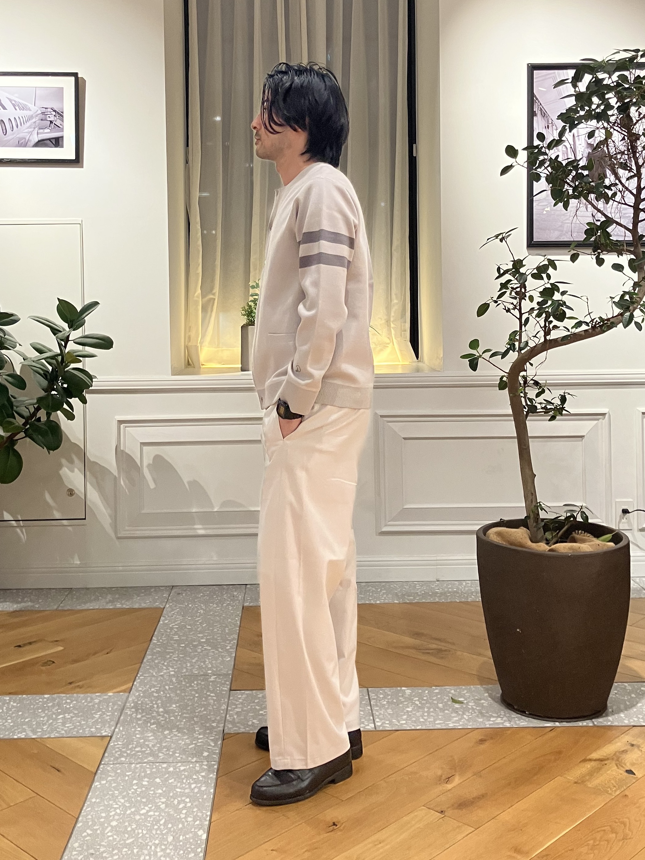 junyaさんの「DRESSTERIOR｜ウォッシャブル アームライン ラウンドカーディガン」を使ったコーディネート