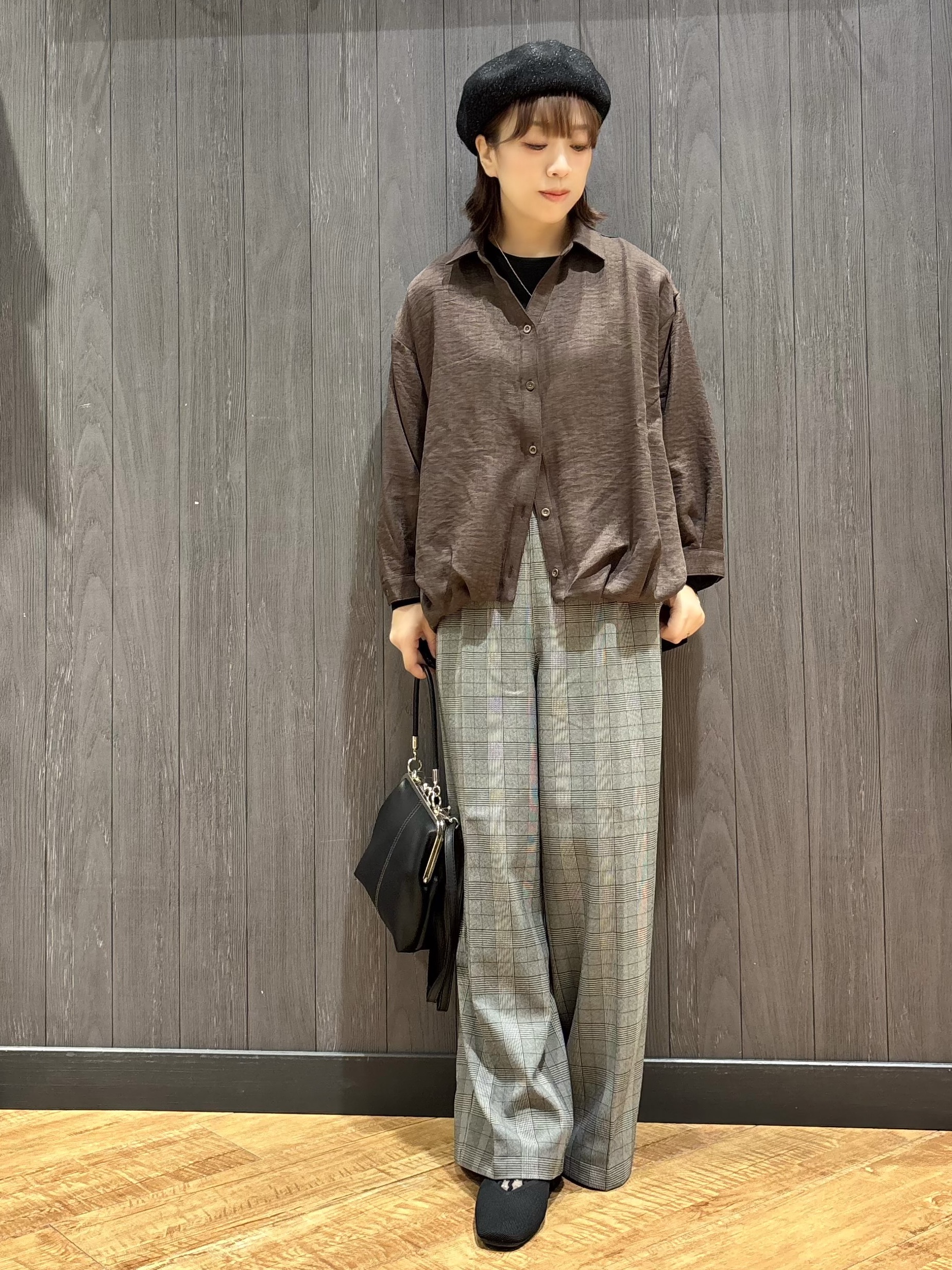 meiさんの「SHOO･LA･RUE｜【洗濯後しわになりにくい/インしてる風】1枚で着映える裾タックシャツ」を使ったコーディネート