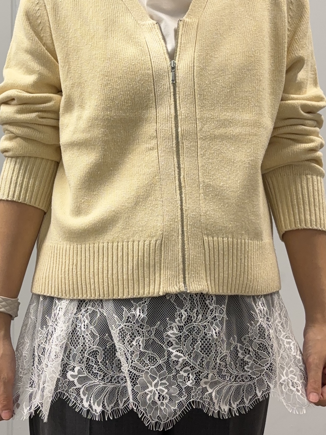 岩本優さんの「UNTITLED｜【アンサンブル可/秋羽織り】杢調ジップカーディガン」を使ったコーディネート