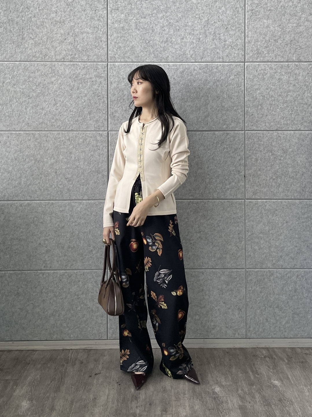 rinaさんの「INDIVI｜フロントホックコンパクトニットカーディガン」を使ったコーディネート