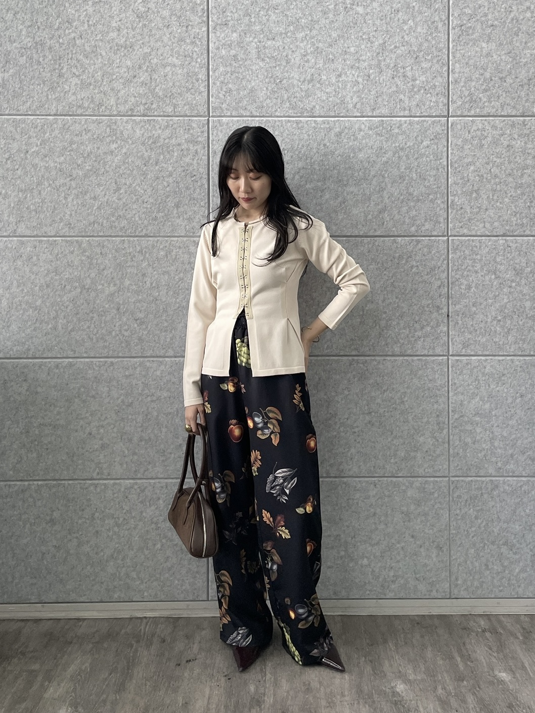 rinaさんの「INDIVI｜フロントホックコンパクトニットカーディガン」を使ったコーディネート