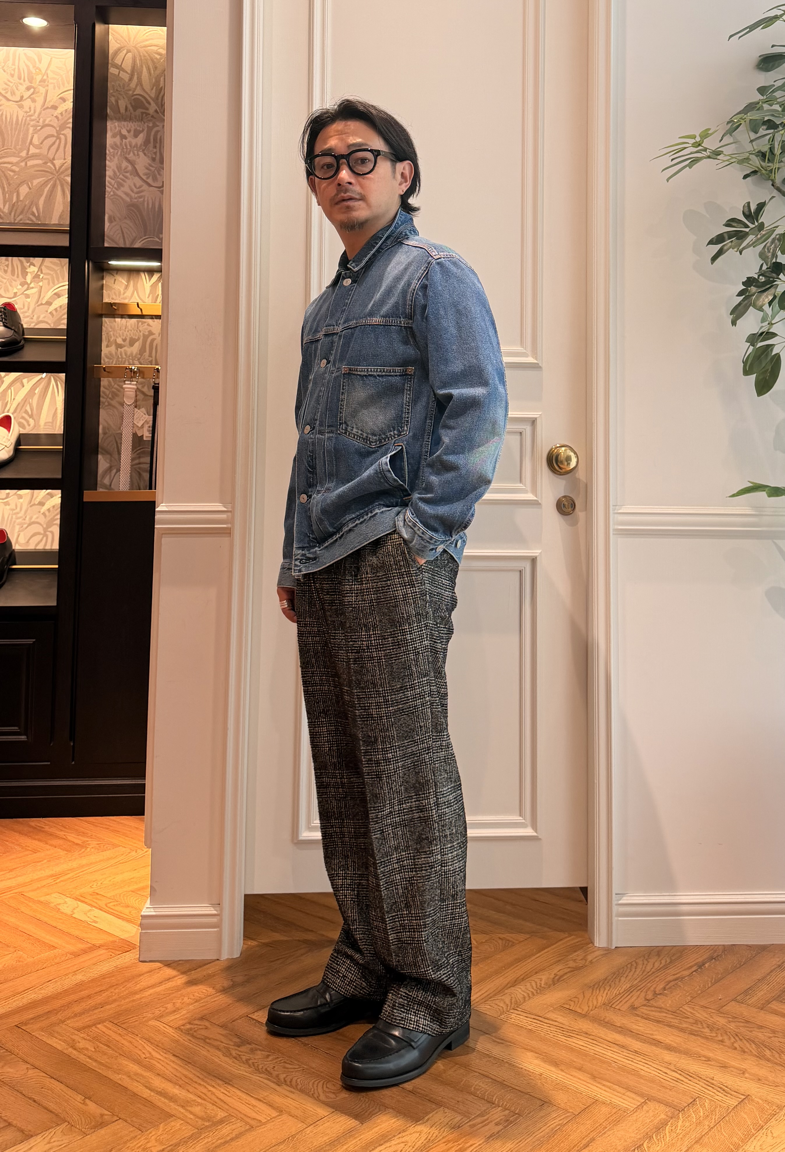 鶴田大士さんの「DRESSTERIOR｜【セットアップ可】ループグレンチェック ワイドパンツ」を使ったコーディネート
