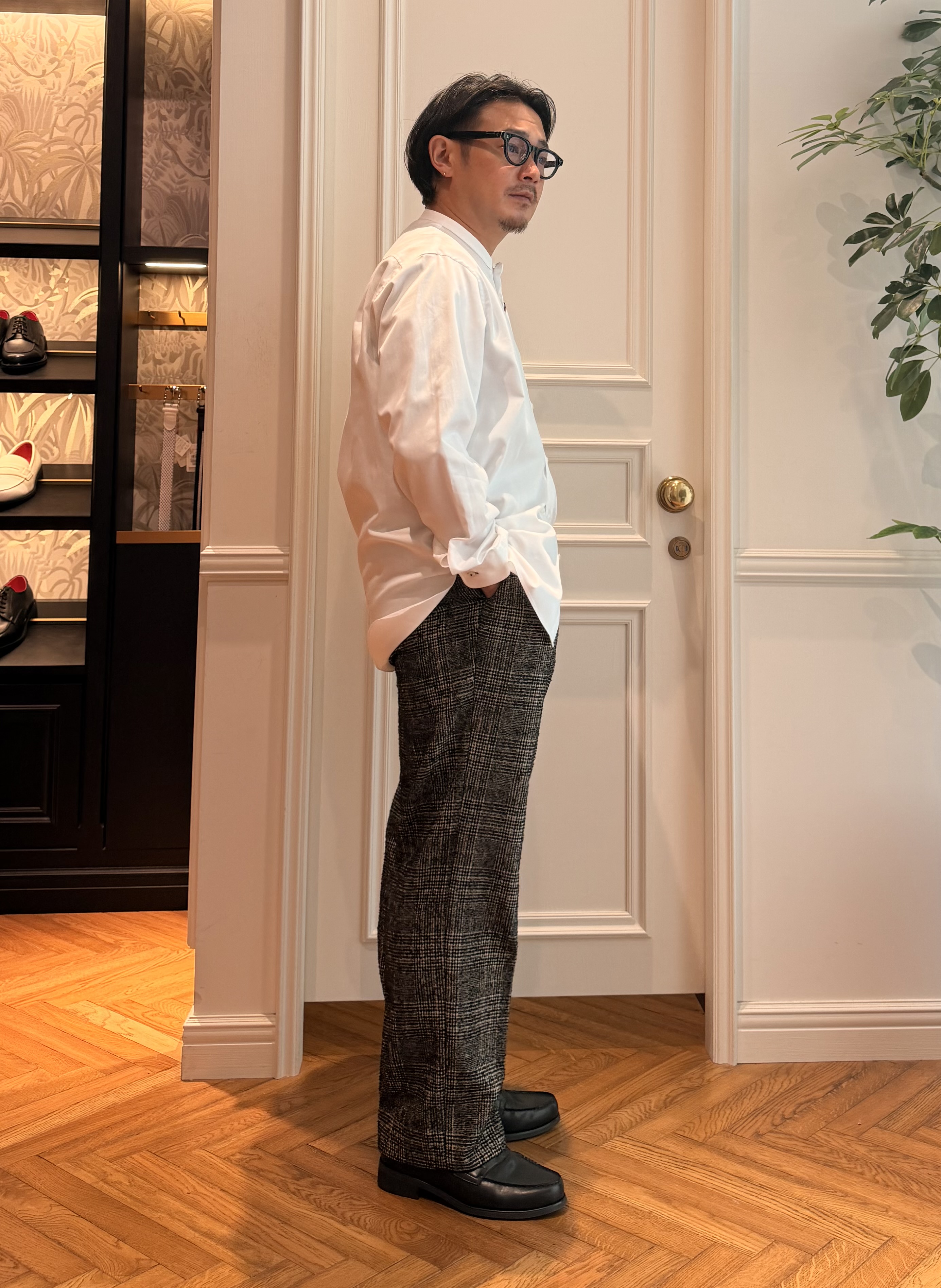 鶴田大士さんの「DRESSTERIOR｜【日本製】バンドカラー高密度ツイルシャツ」を使ったコーディネート
