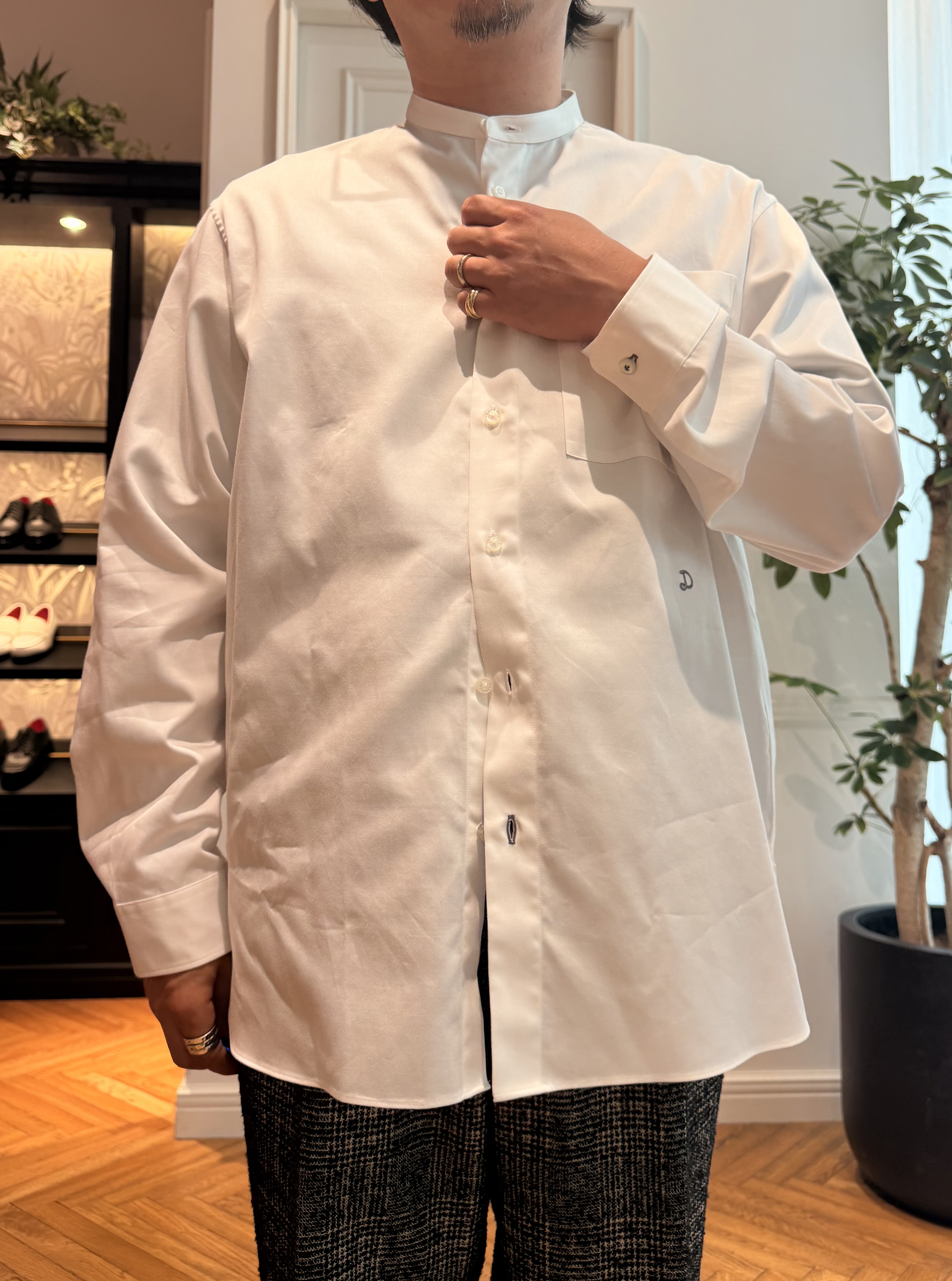 鶴田大士さんの「DRESSTERIOR｜【日本製】バンドカラー高密度ツイルシャツ」を使ったコーディネート