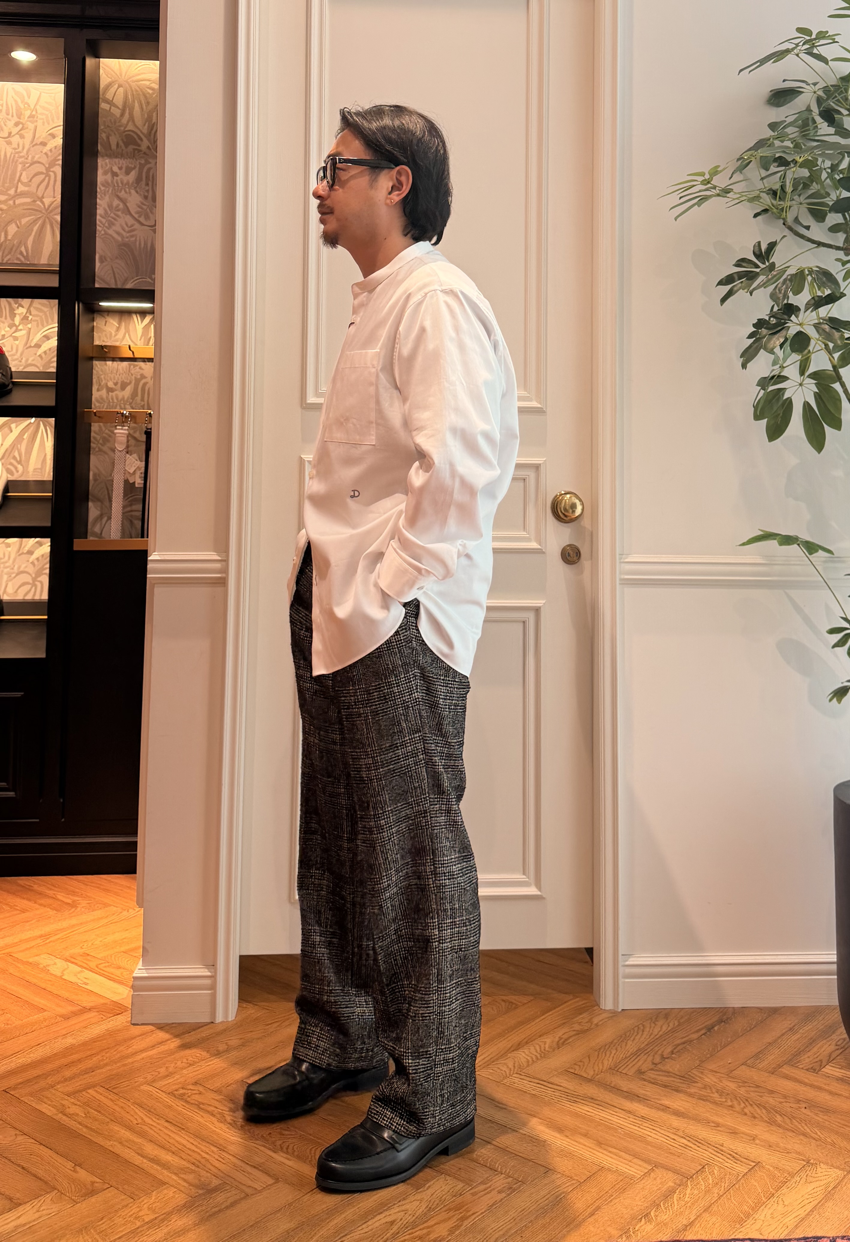 鶴田大士さんの「DRESSTERIOR｜【日本製】バンドカラー高密度ツイルシャツ」を使ったコーディネート