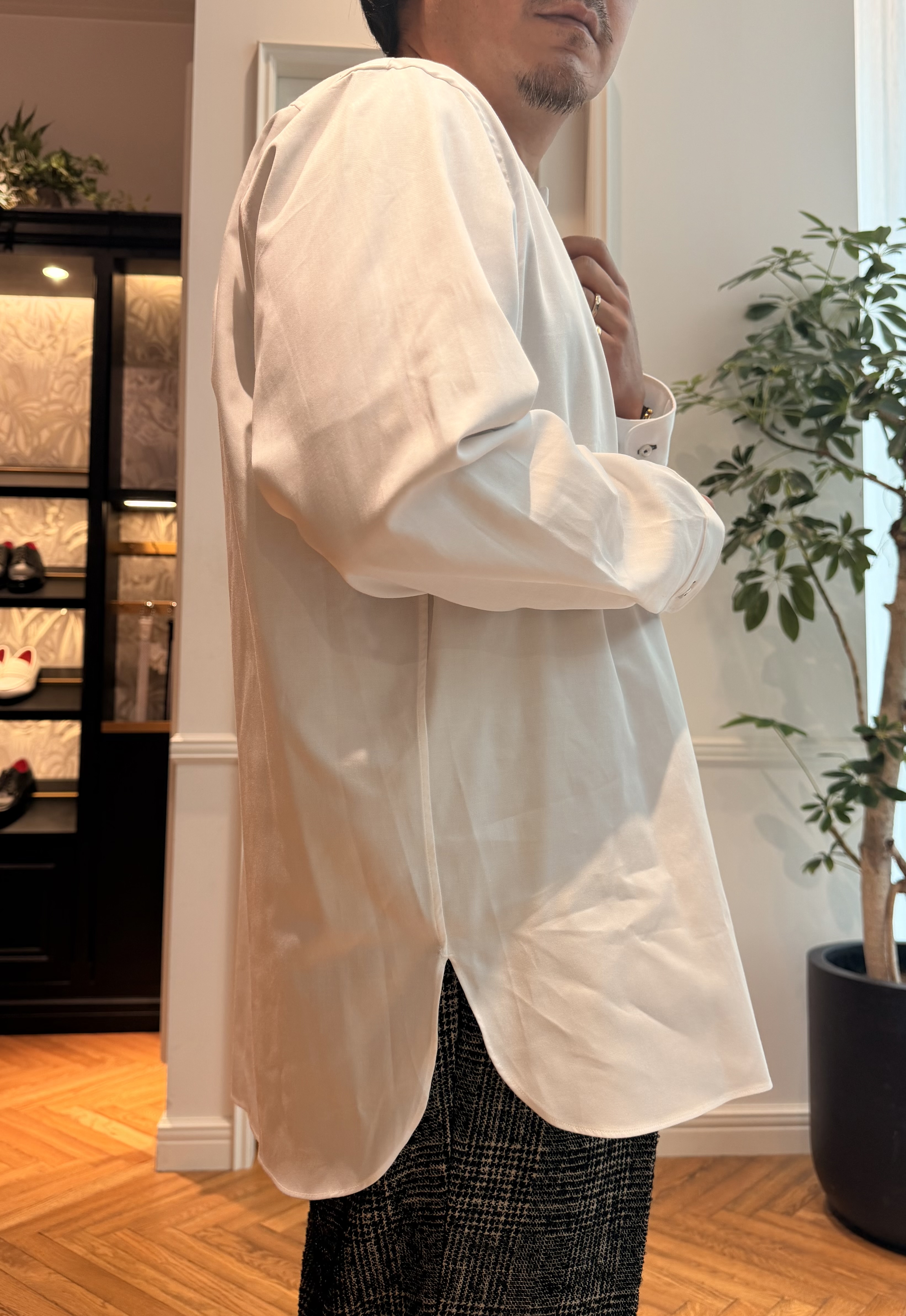 鶴田大士さんの「DRESSTERIOR｜【日本製】バンドカラー高密度ツイルシャツ」を使ったコーディネート