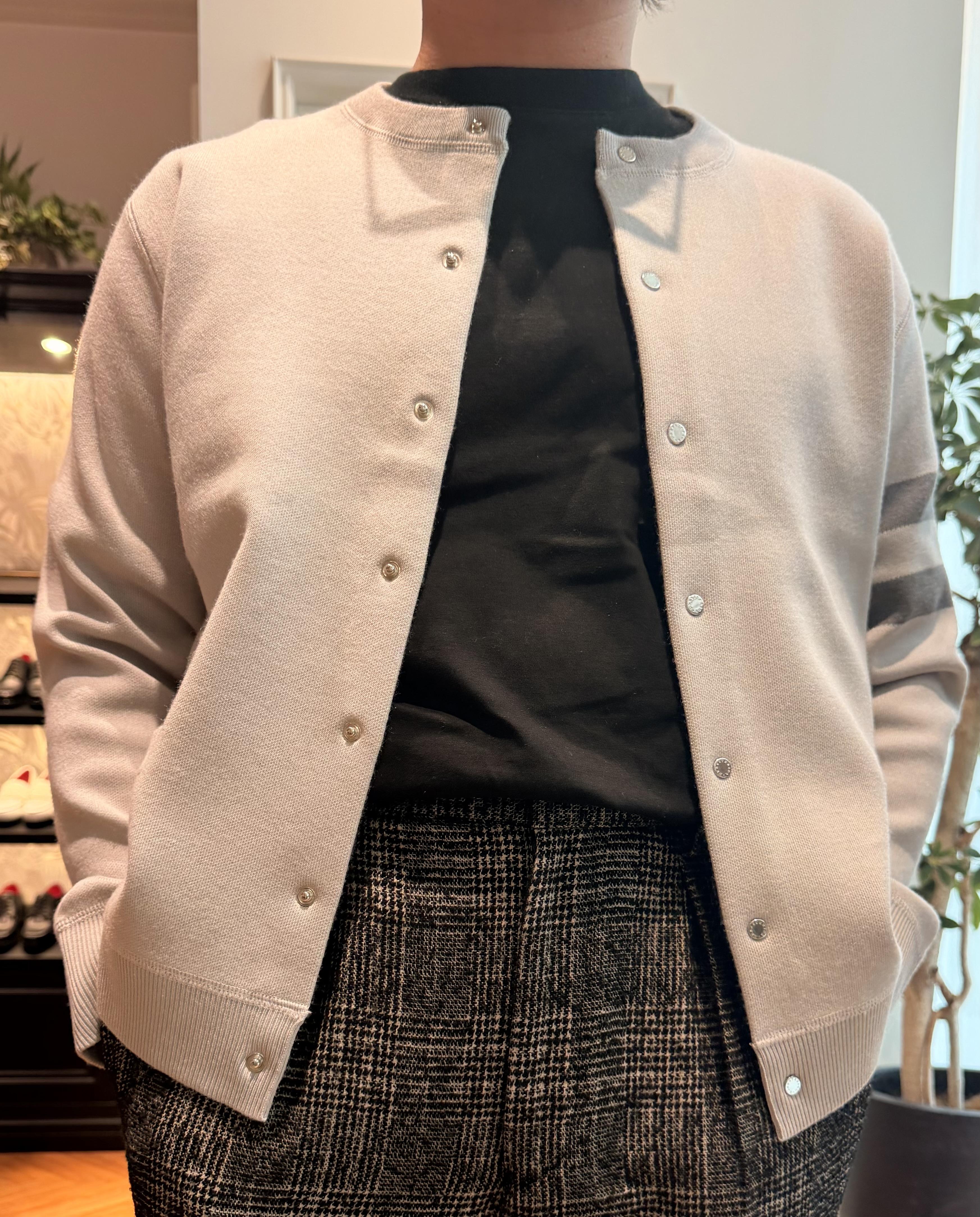 鶴田大士さんの「DRESSTERIOR｜ウォッシャブル アームライン ラウンドカーディガン」を使ったコーディネート