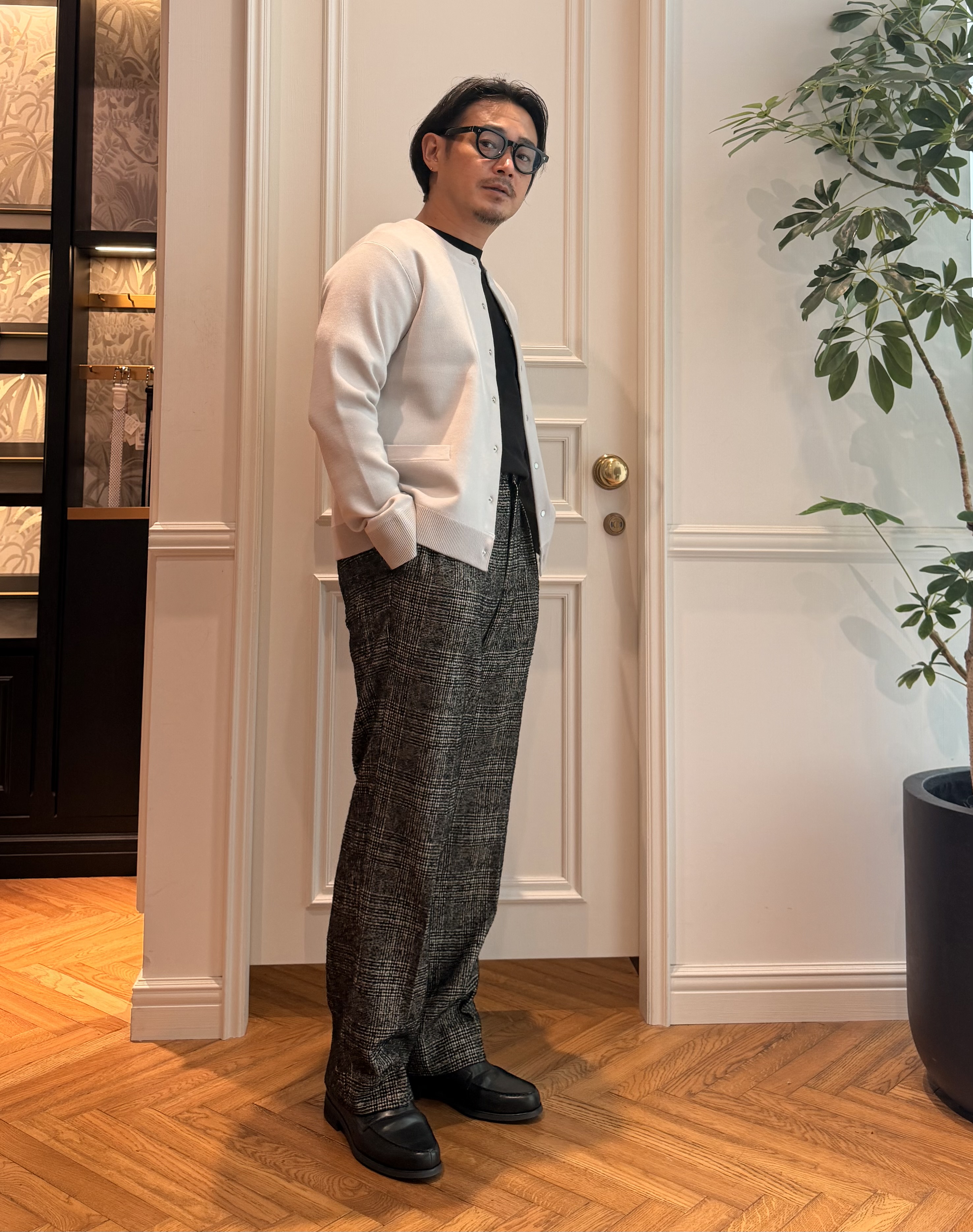 鶴田大士さんの「DRESSTERIOR｜ウォッシャブル アームライン ラウンドカーディガン」を使ったコーディネート