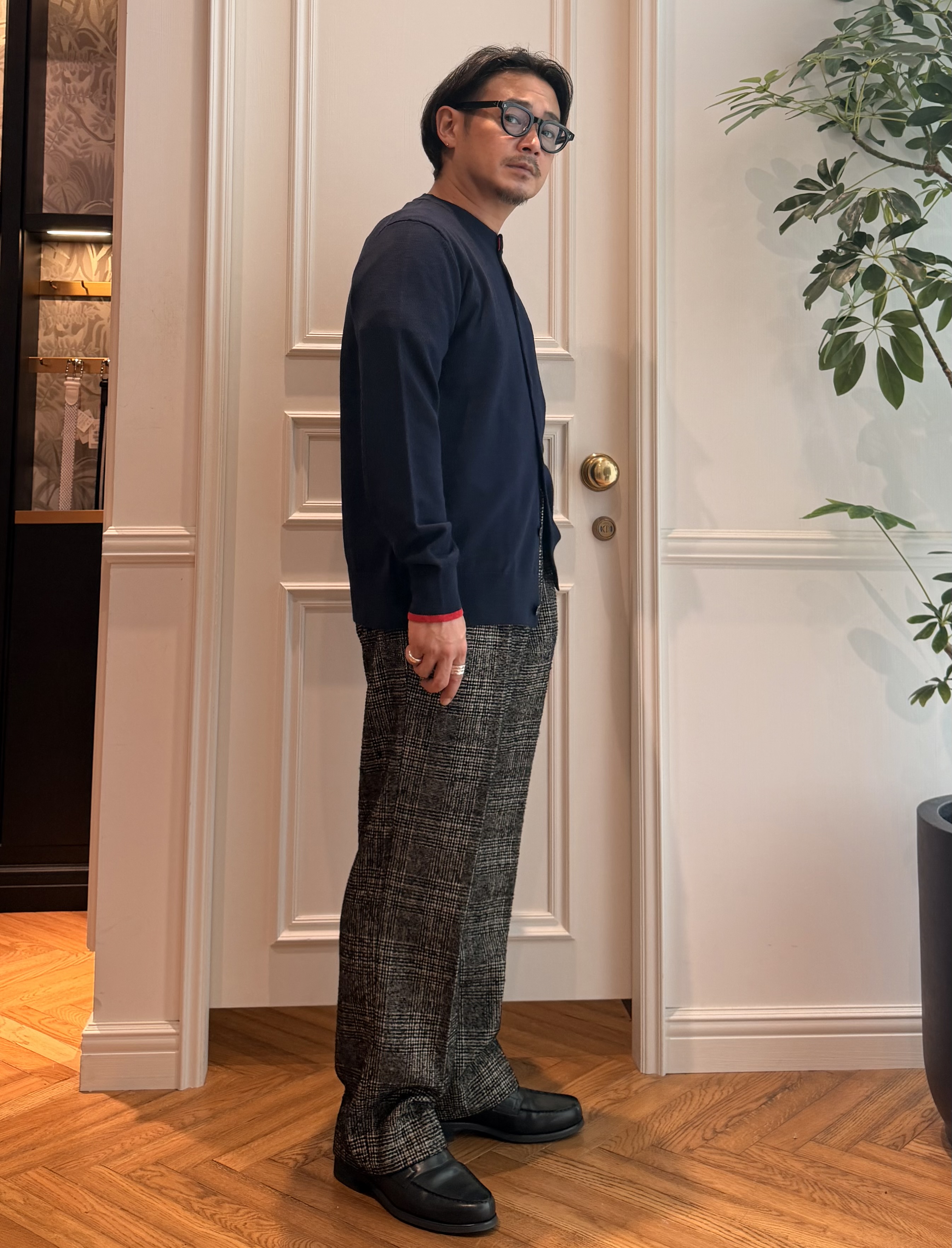 鶴田大士さんの「DRESSTERIOR｜【7色展開】ゼニアバルーファ キャッシュウール ラウンドネックカーディガン」を使ったコーディネート
