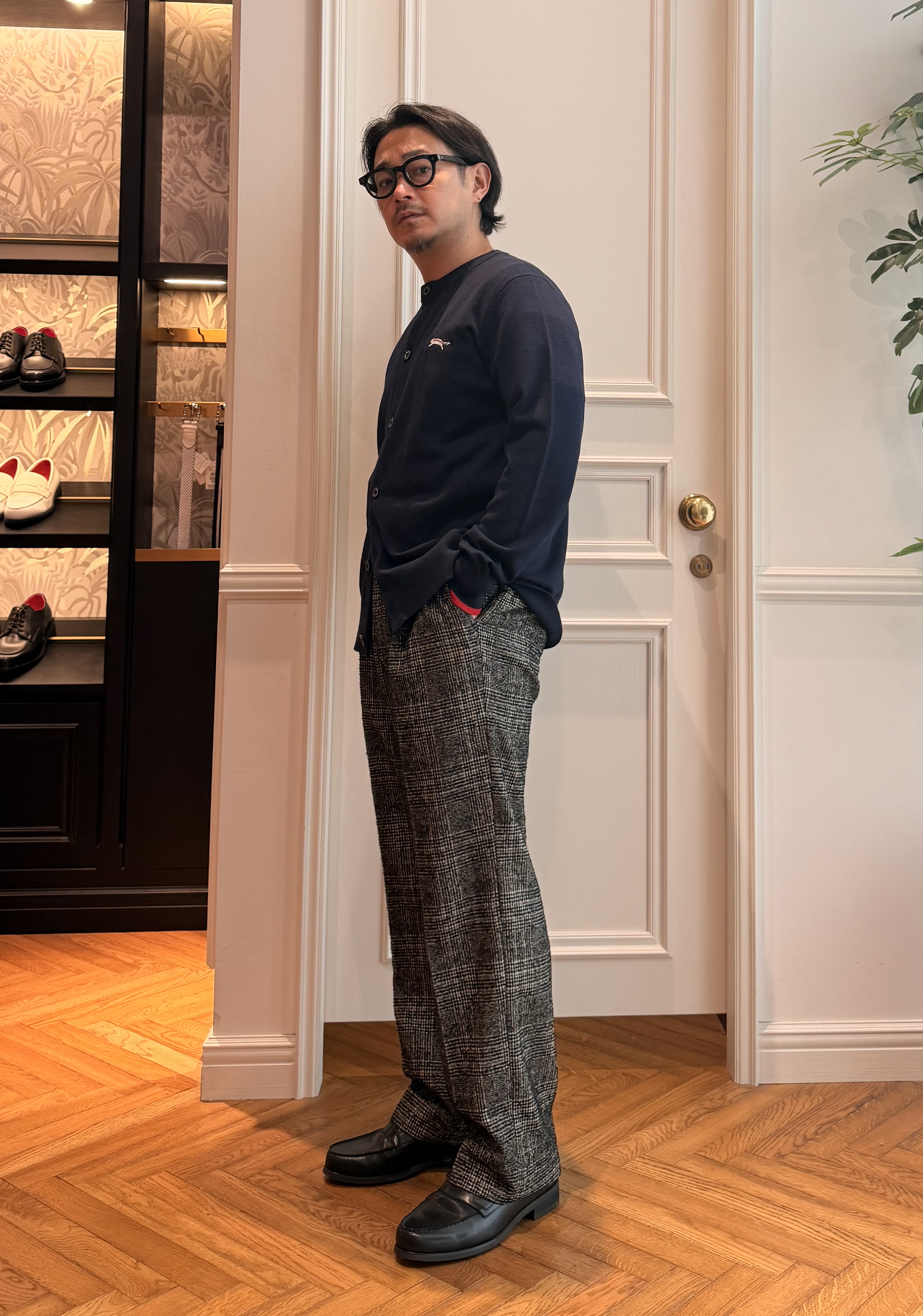 鶴田大士さんの「DRESSTERIOR｜【7色展開】ゼニアバルーファ キャッシュウール ラウンドネックカーディガン」を使ったコーディネート