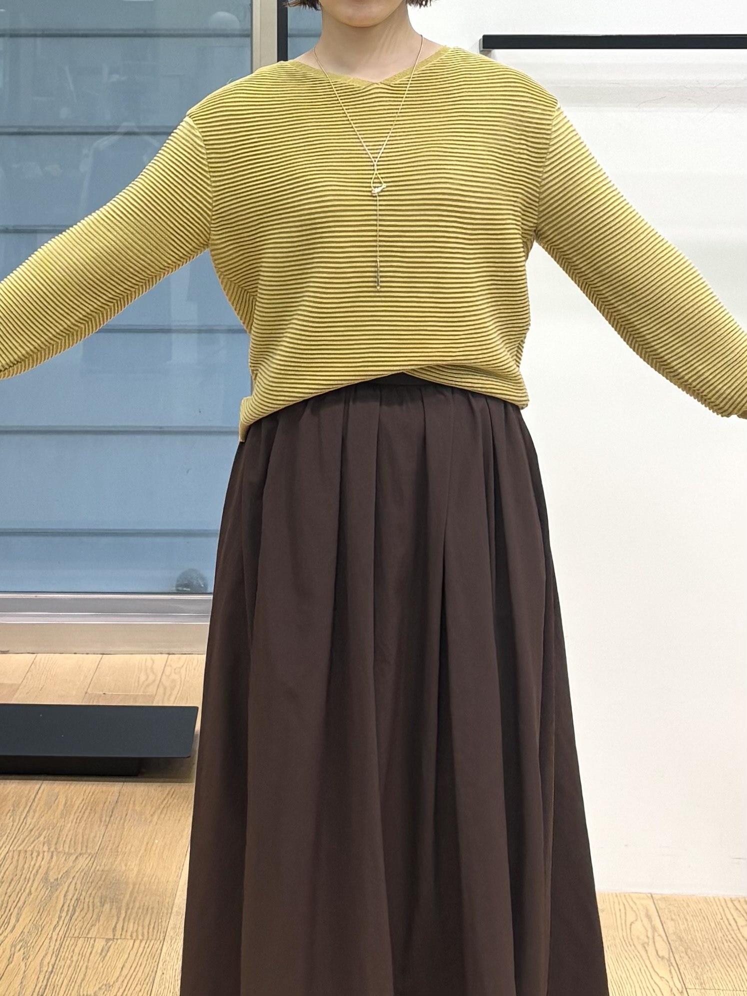 asamiさんの「INDIVI｜【ウール混／体型カバー】ラメガーター編み Vネックニット」を使ったコーディネート