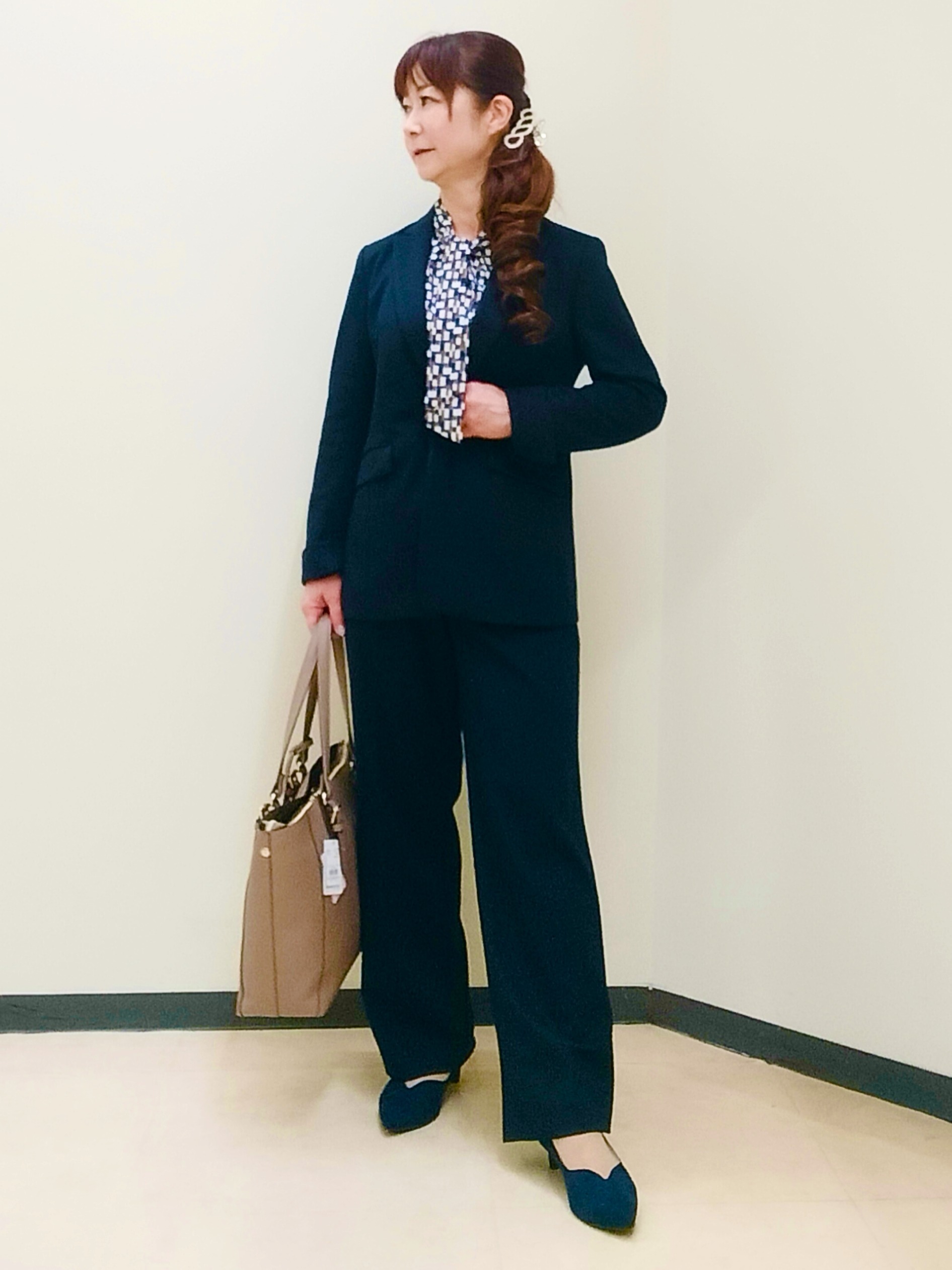 花さんの「Reflect｜【SS-4Lサイズ／セットアップ】幾何柄プリント ボウタイデザインブラウス」を使ったコーディネート