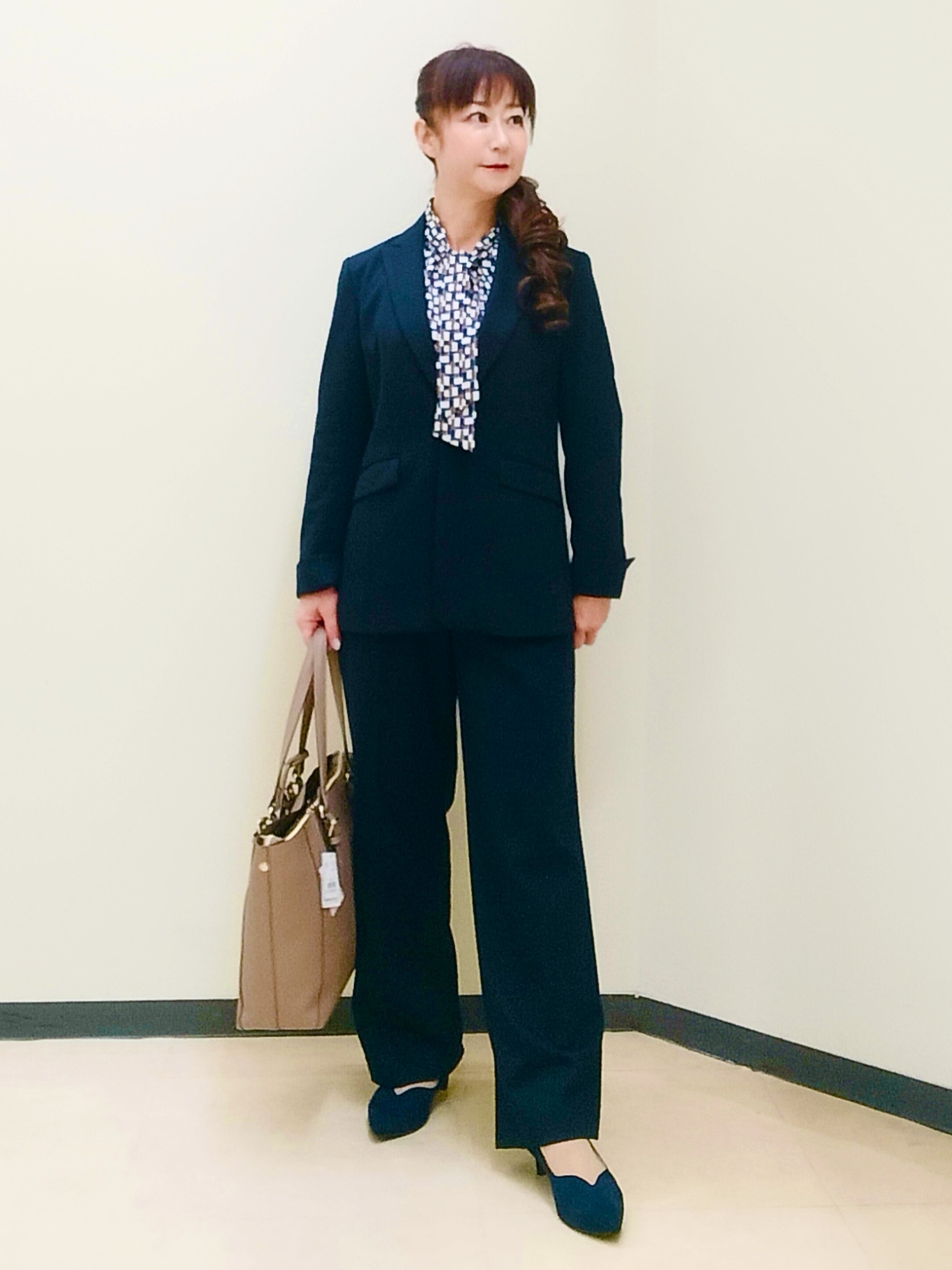花さんの「Reflect｜【SS-4Lサイズ／セットアップ】幾何柄プリント ボウタイデザインブラウス」を使ったコーディネート