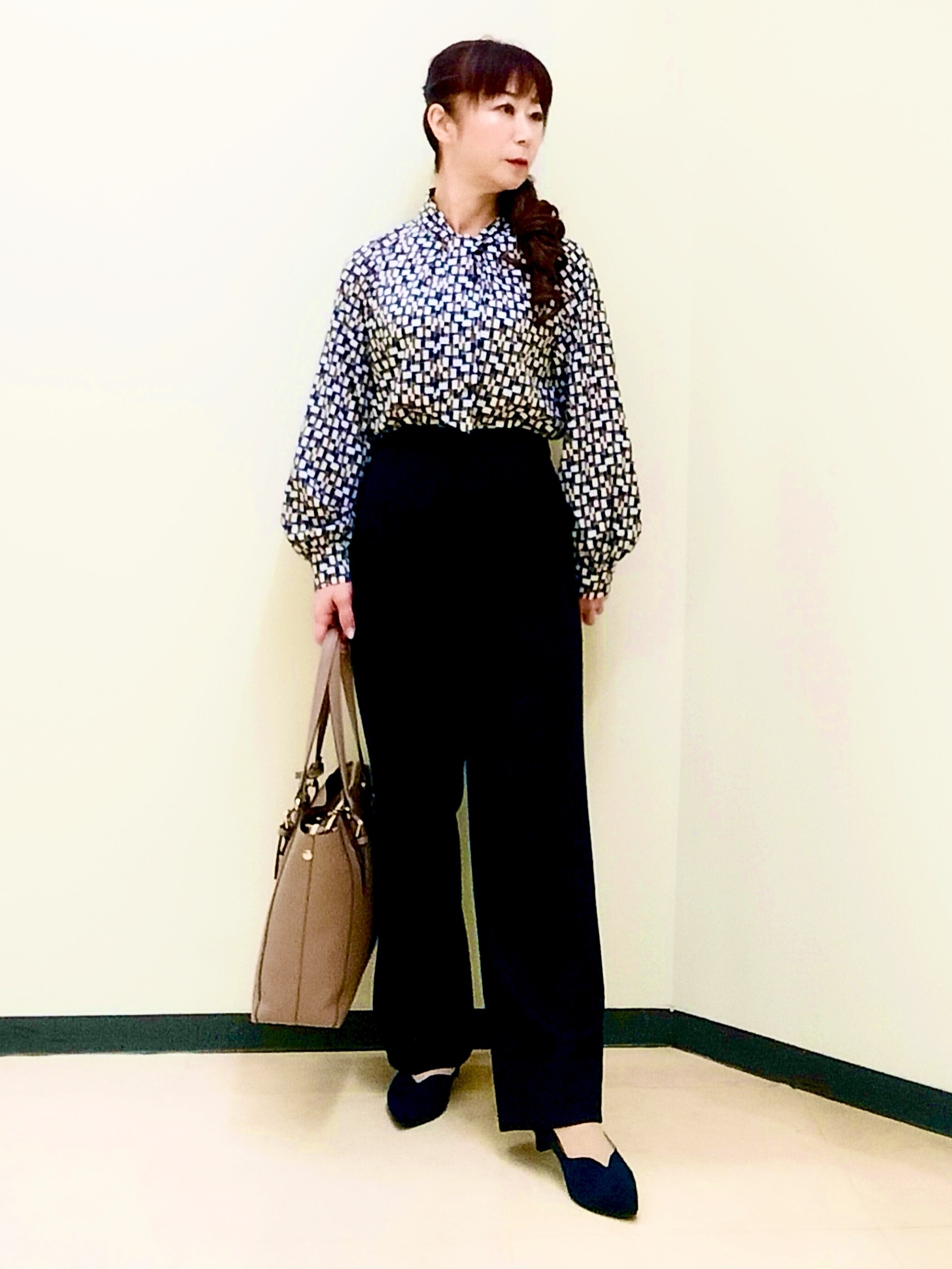 花さんの「Reflect｜【SS-4Lサイズ／セットアップ】幾何柄プリント ボウタイデザインブラウス」を使ったコーディネート