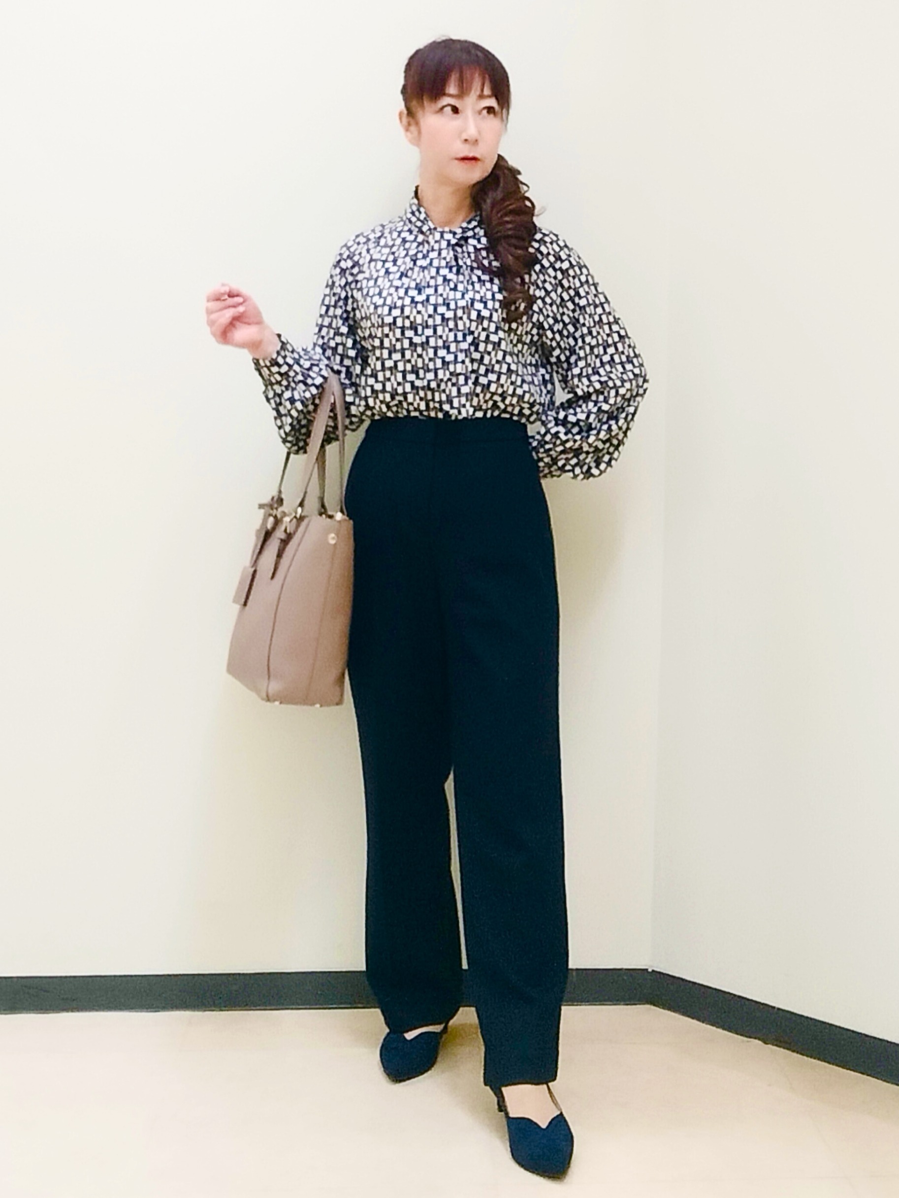 花さんの「Reflect｜【SS-4Lサイズ／セットアップ】幾何柄プリント ボウタイデザインブラウス」を使ったコーディネート