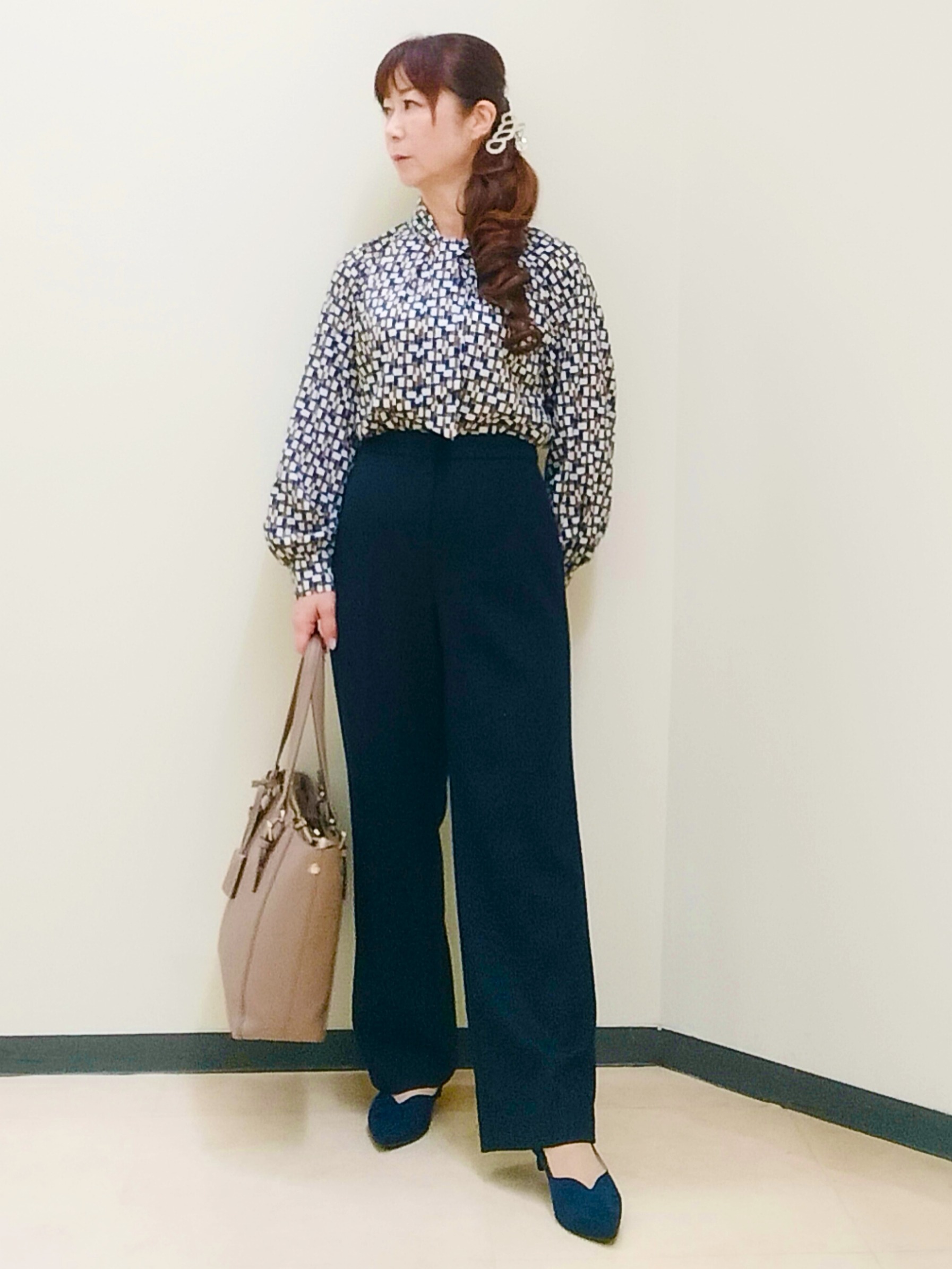花さんの「Reflect｜【SS-4Lサイズ／セットアップ】幾何柄プリント ボウタイデザインブラウス」を使ったコーディネート