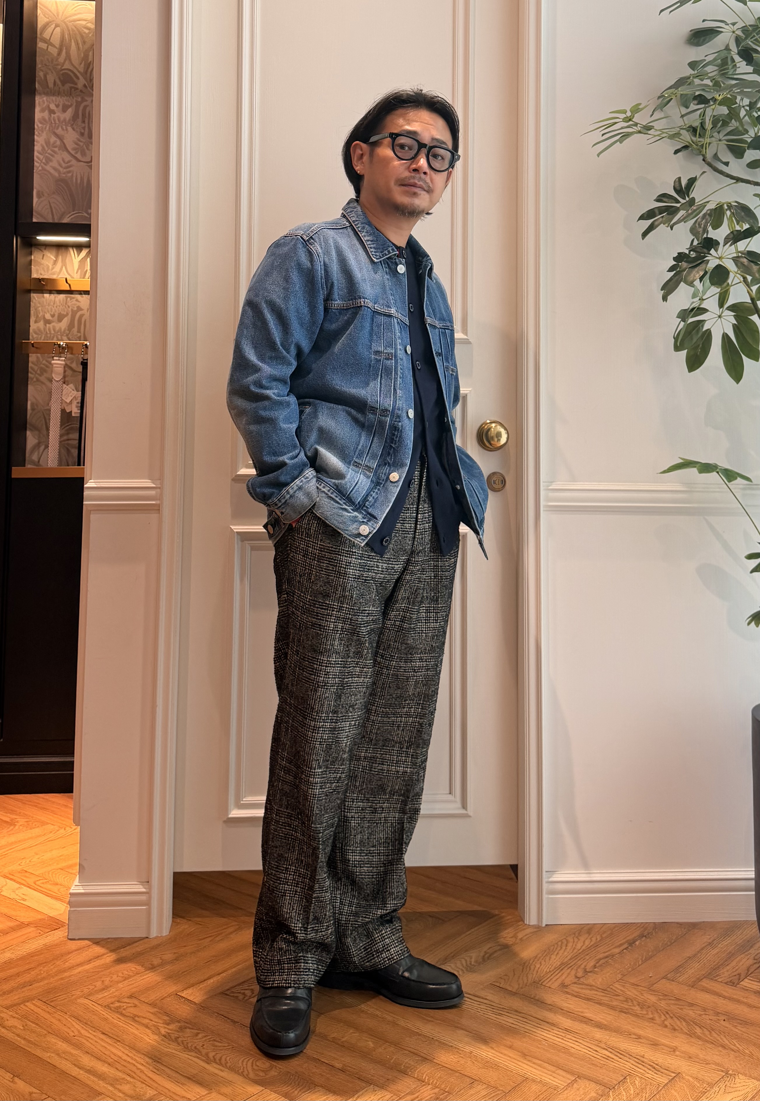 鶴田大士さんの「DRESSTERIOR｜【7色展開】ゼニアバルーファ キャッシュウール ラウンドネックカーディガン」を使ったコーディネート