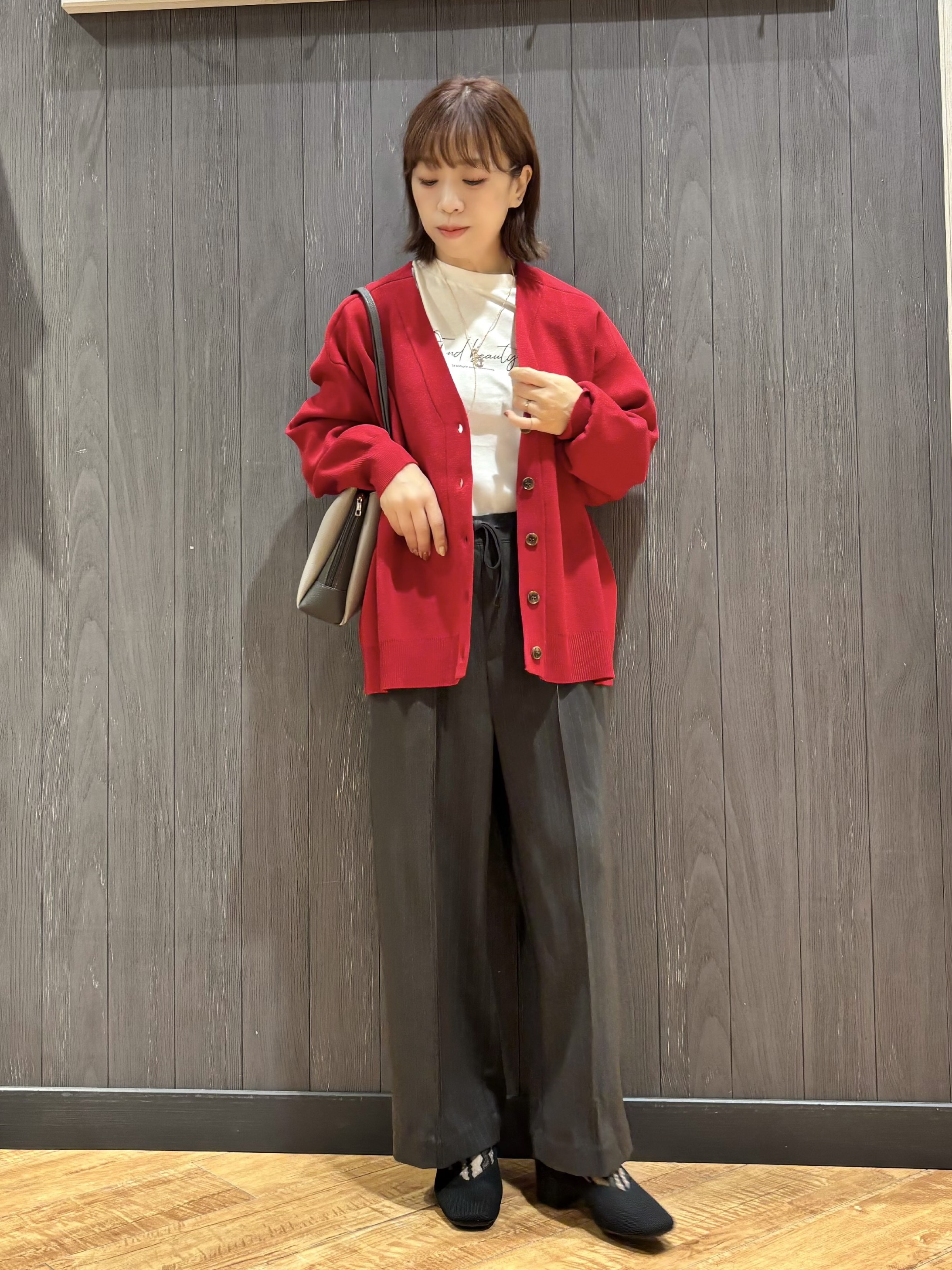 meiさんの「SHOO･LA･RUE｜【毛玉になりにくい/S-LL/洗濯機可】Vネックゆったりカーディガン」を使ったコーディネート