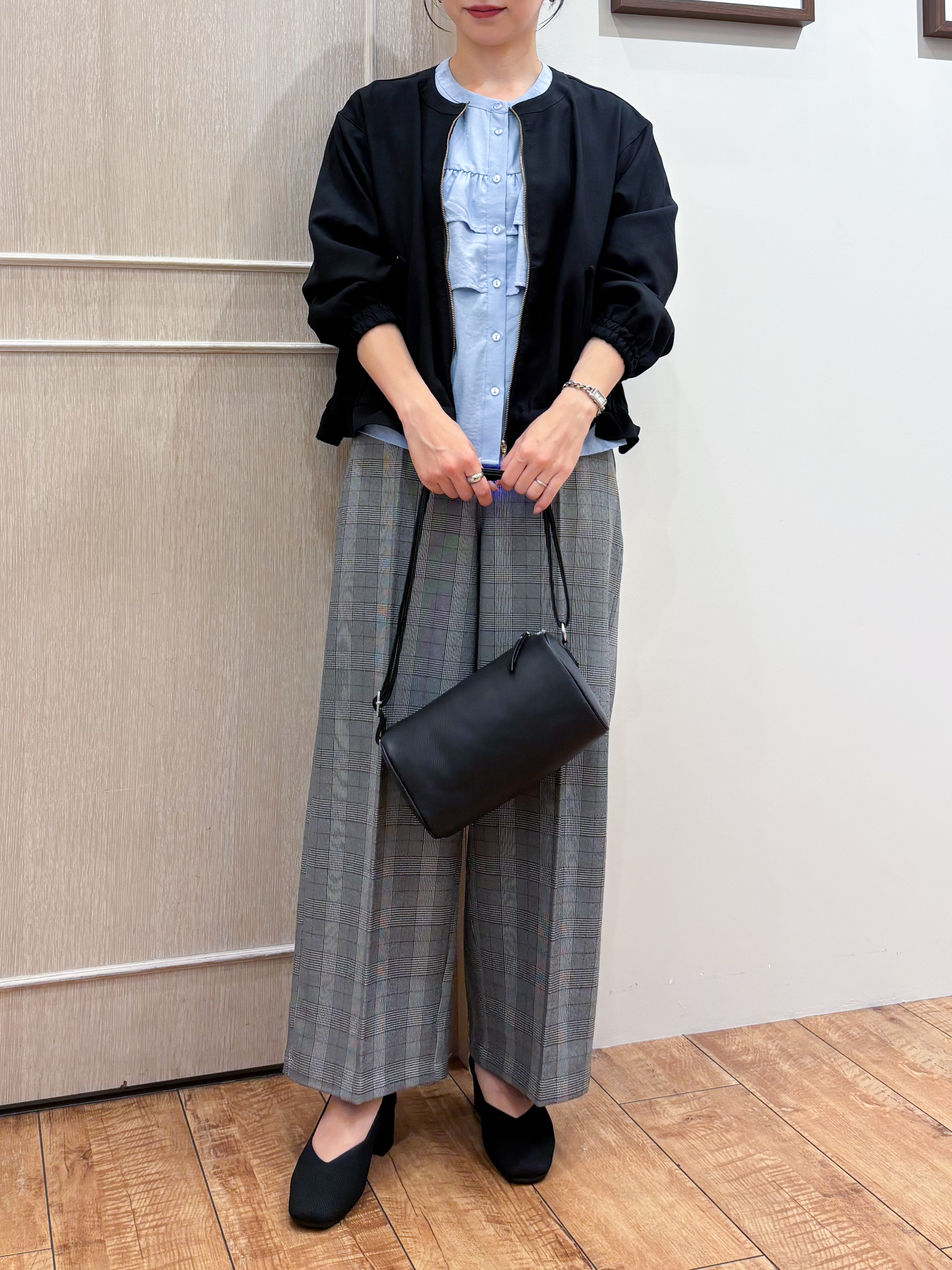 なみさんの「SHOO･LA･RUE｜【洗濯後しわになりにくい/S-LL】裾ドロストフリルブルゾン」を使ったコーディネート