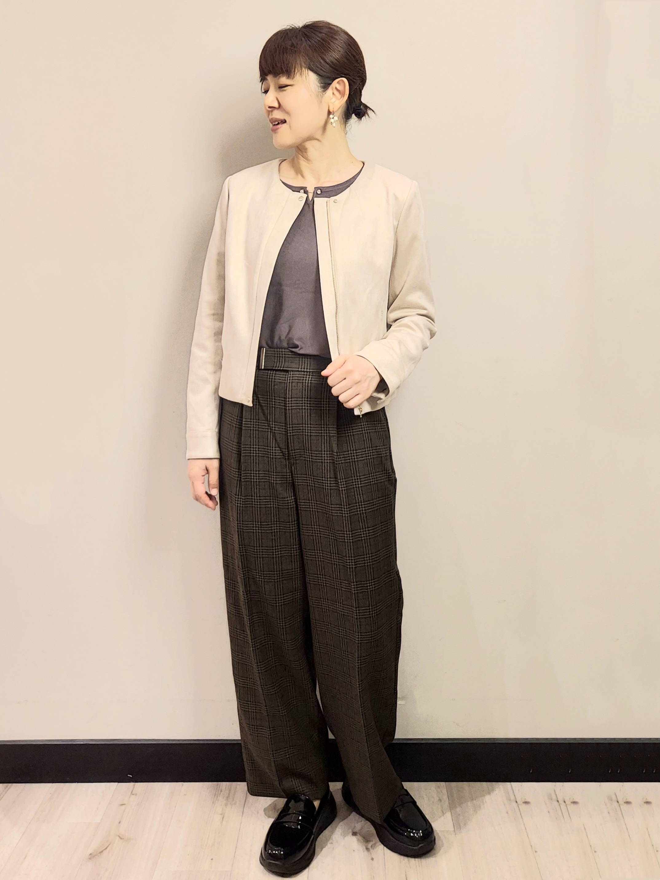 MAKIさんの「index｜【洗える】レザー調／スウェード風ノーカラーブルゾン」を使ったコーディネート