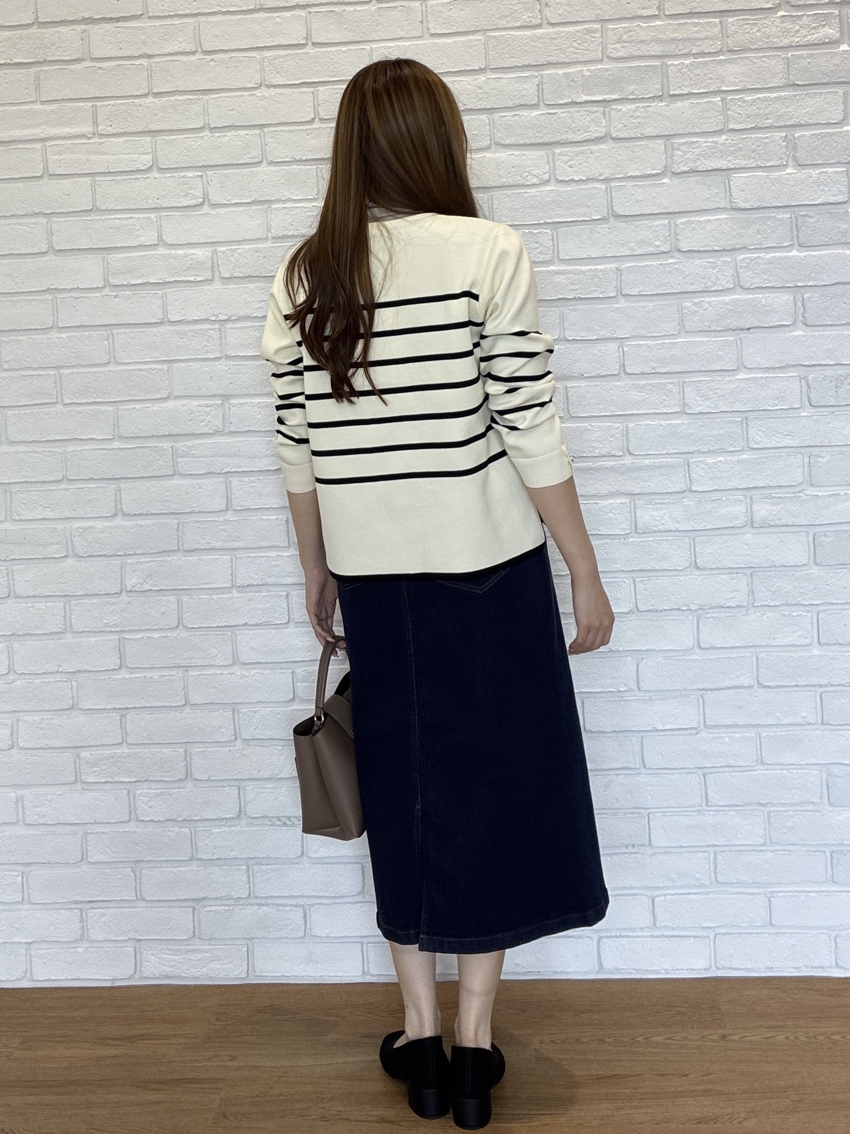 sayaさんの「SHOO･LA･RUE｜【洗濯機可/S-LL】抜け感ある着こなしに 金ボタン付き スポンディッシュ クルーネックニット」を使ったコーディネート