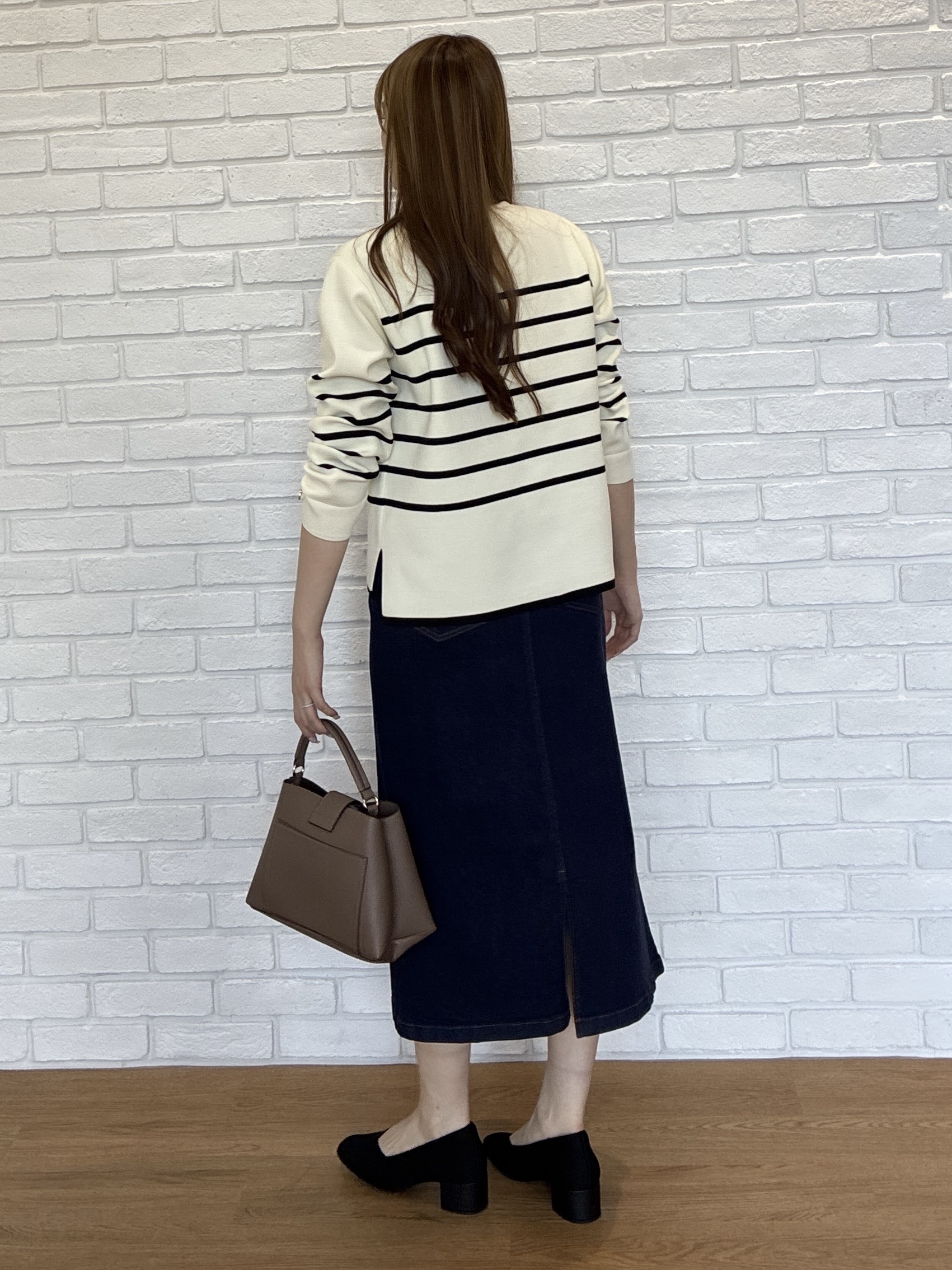 sayaさんの「SHOO･LA･RUE｜【洗濯機可/S-LL】抜け感ある着こなしに 金ボタン付き スポンディッシュ クルーネックニット」を使ったコーディネート