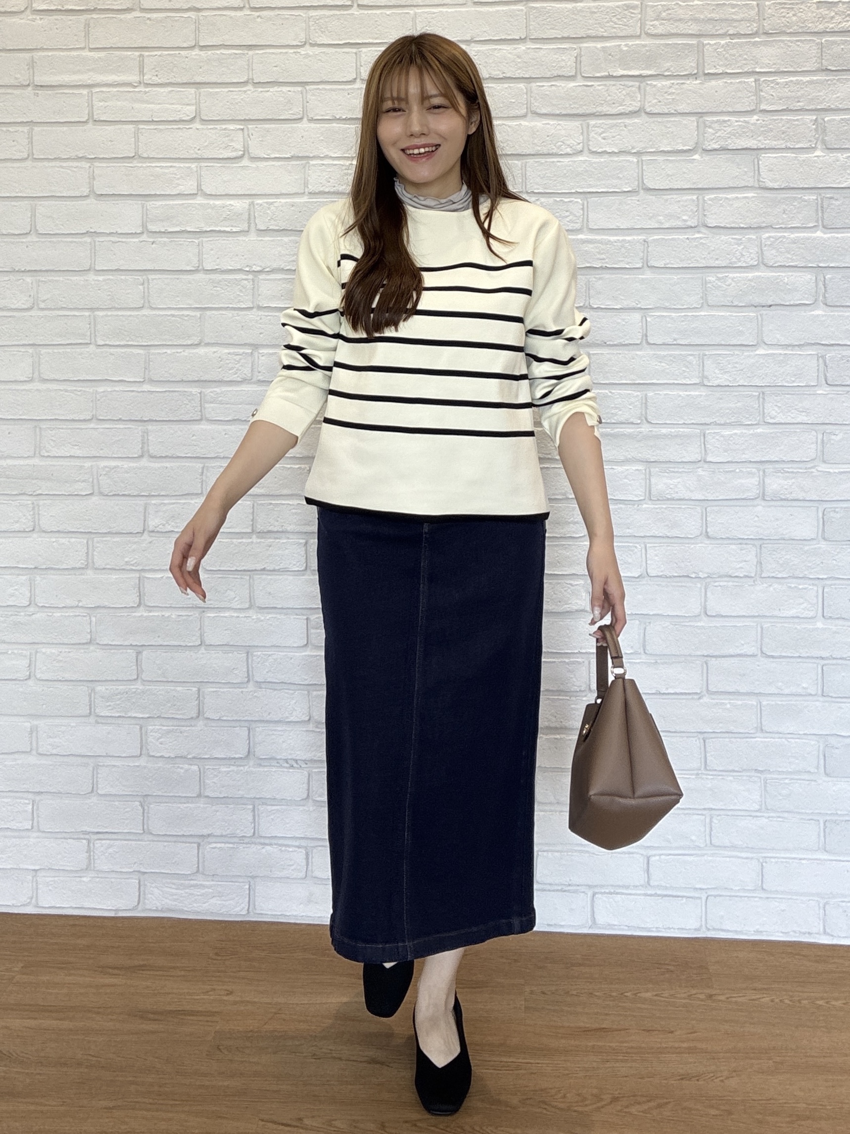 sayaさんの「SHOO･LA･RUE｜【洗濯機可/S-LL】抜け感ある着こなしに 金ボタン付き スポンディッシュ クルーネックニット」を使ったコーディネート