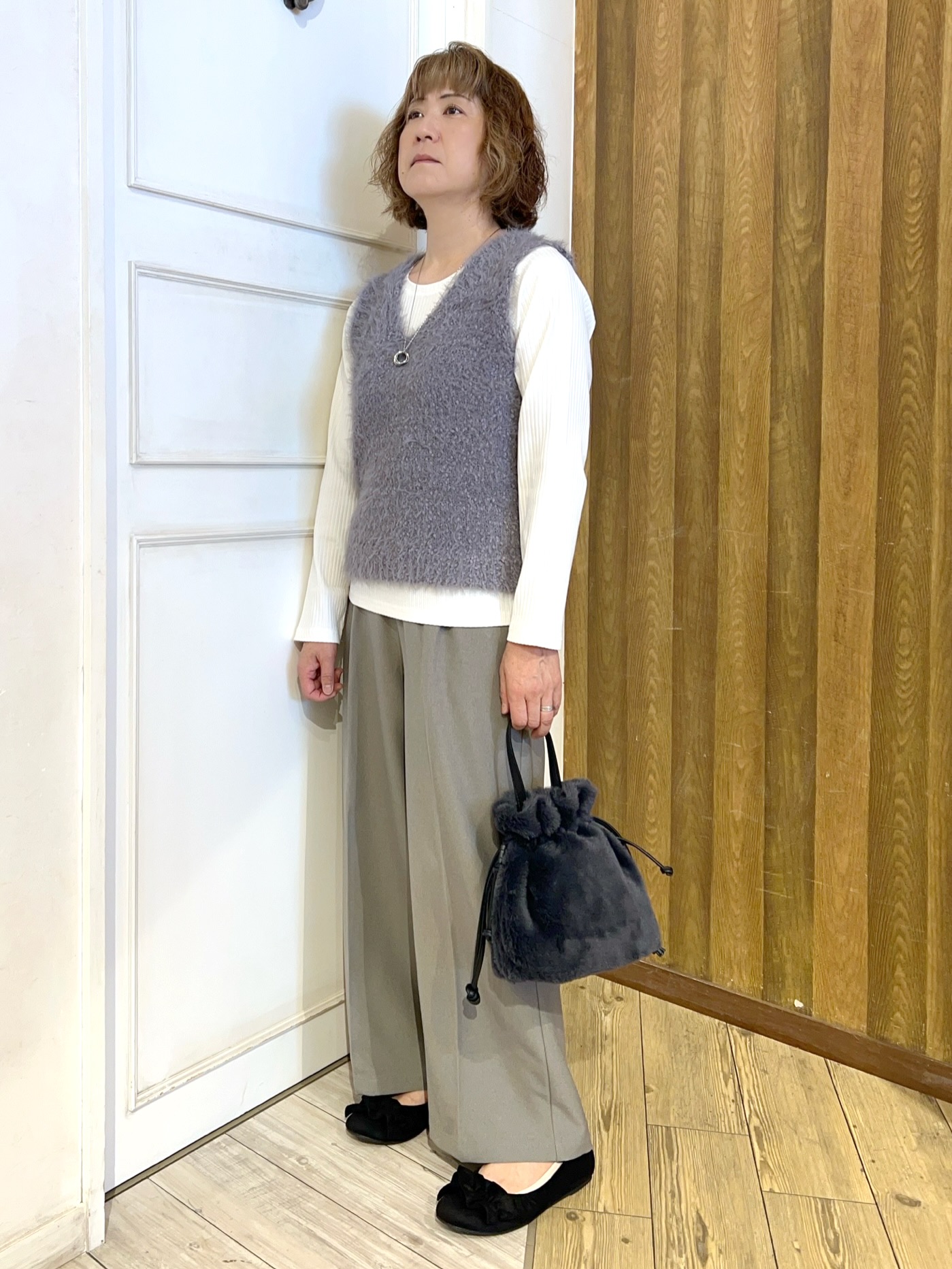yuriyuriさんの「SHOO･LA･RUE｜【洗濯機可】重ねるだけで華やかに。ポンポンシャギーベスト」を使ったコーディネート