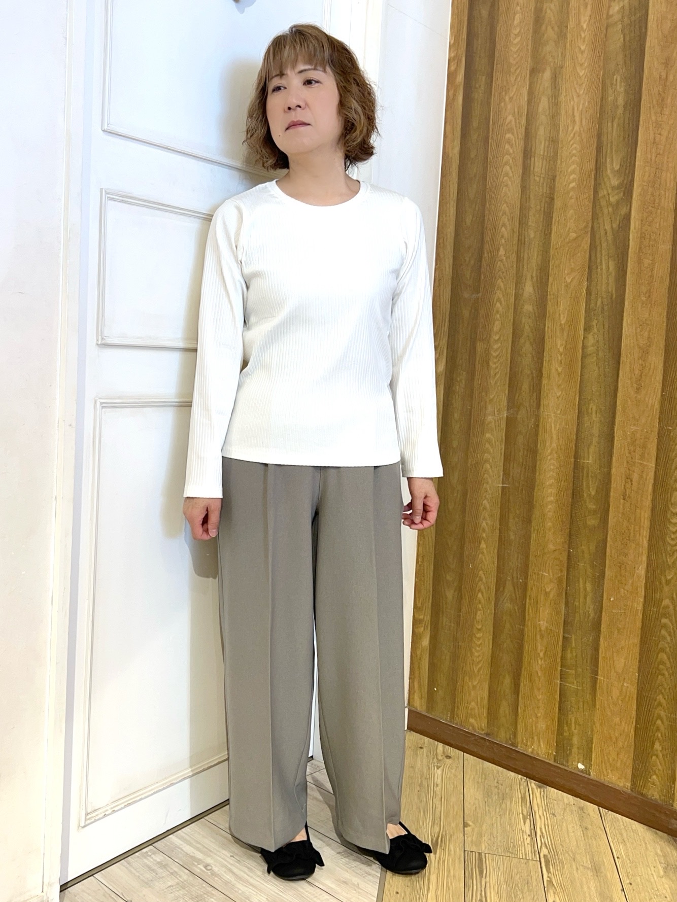 yuriyuriさんの「SHOO･LA･RUE｜【洗濯機可】重ねるだけで華やかに。ポンポンシャギーベスト」を使ったコーディネート