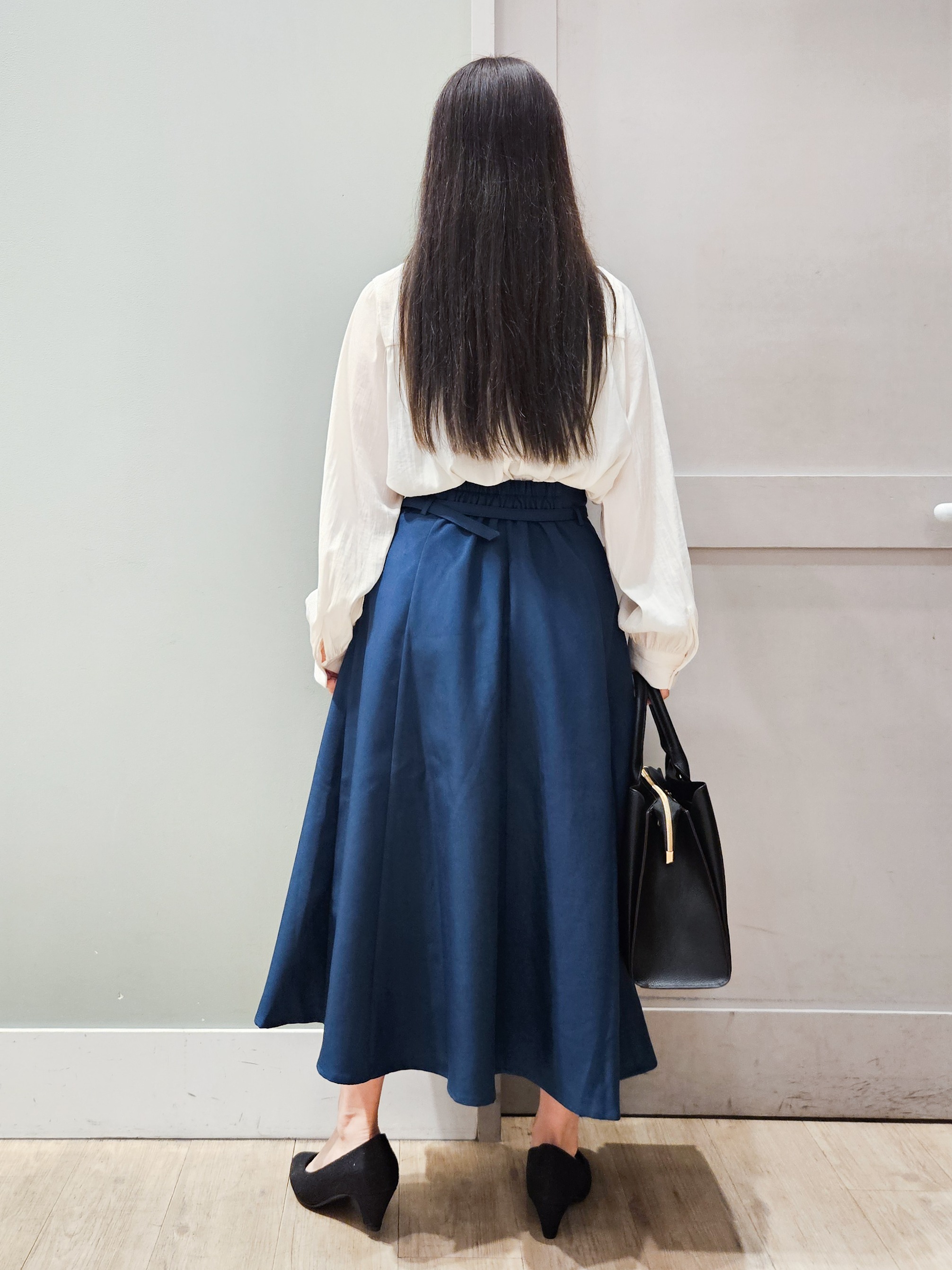 maiさんの「grove｜【通勤/きれいめ】上品な艶を纏う ヴィンテージサテンブラウス」を使ったコーディネート