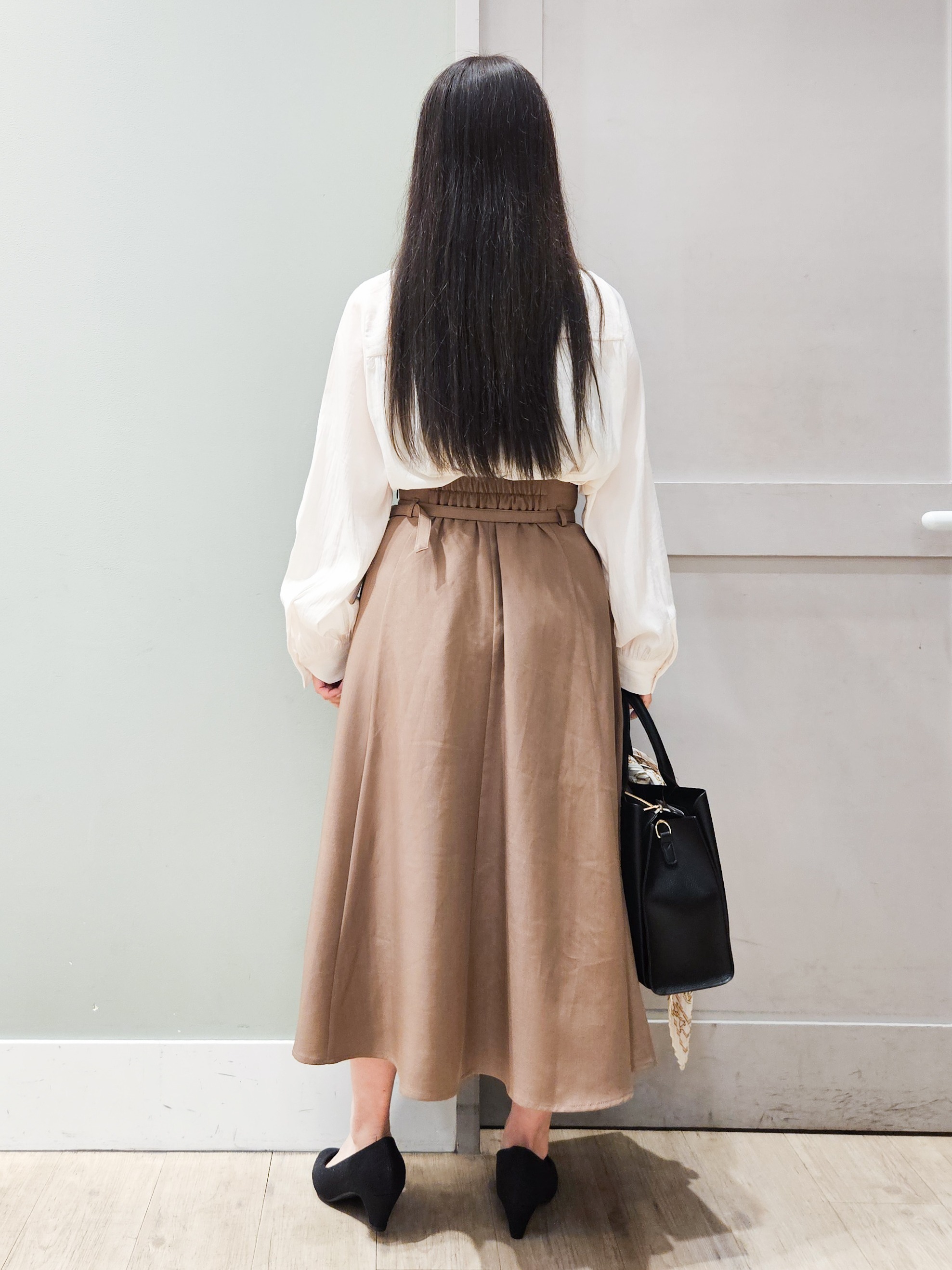 maiさんの「grove｜【通勤/きれいめ】上品な艶を纏う ヴィンテージサテンブラウス」を使ったコーディネート