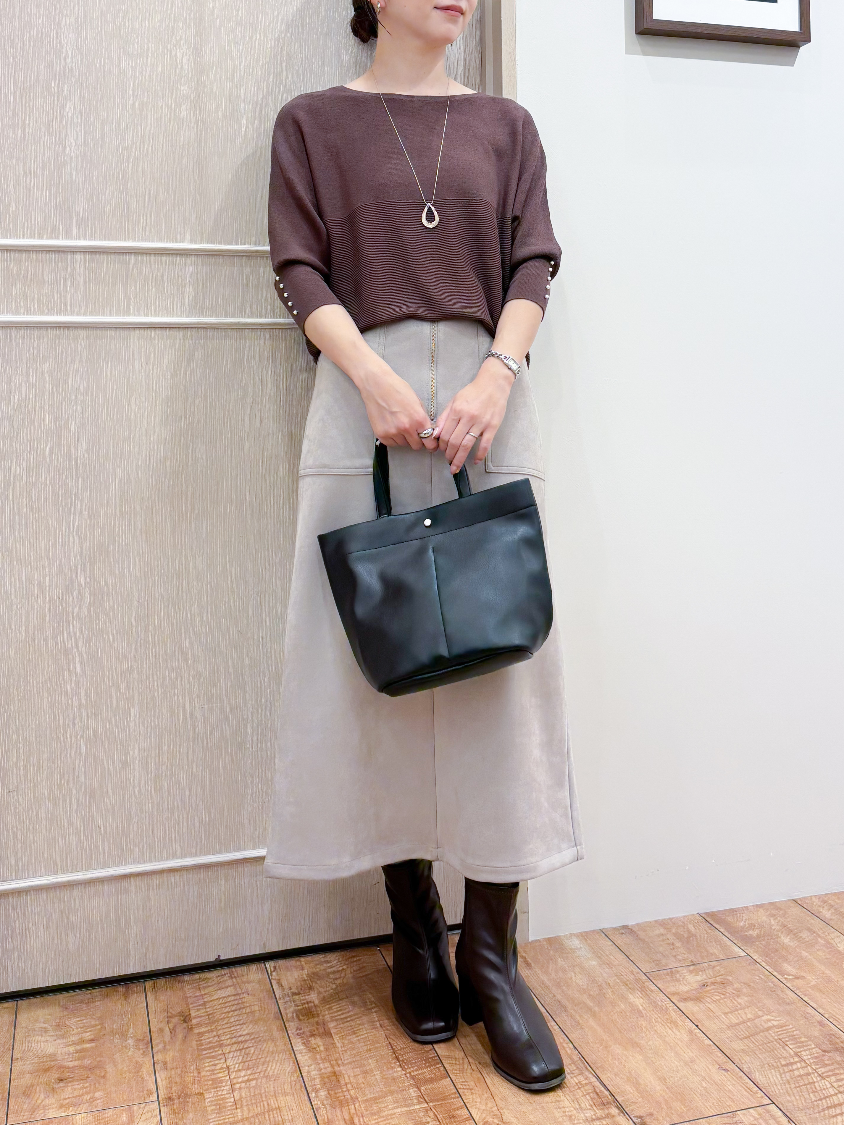 なみさんの「SHOO･LA･RUE｜【毛玉になりにくい】パール調ボタンが女性らしさをプラス ガーター切替 7分袖ドルマンニット」を使ったコーディネート