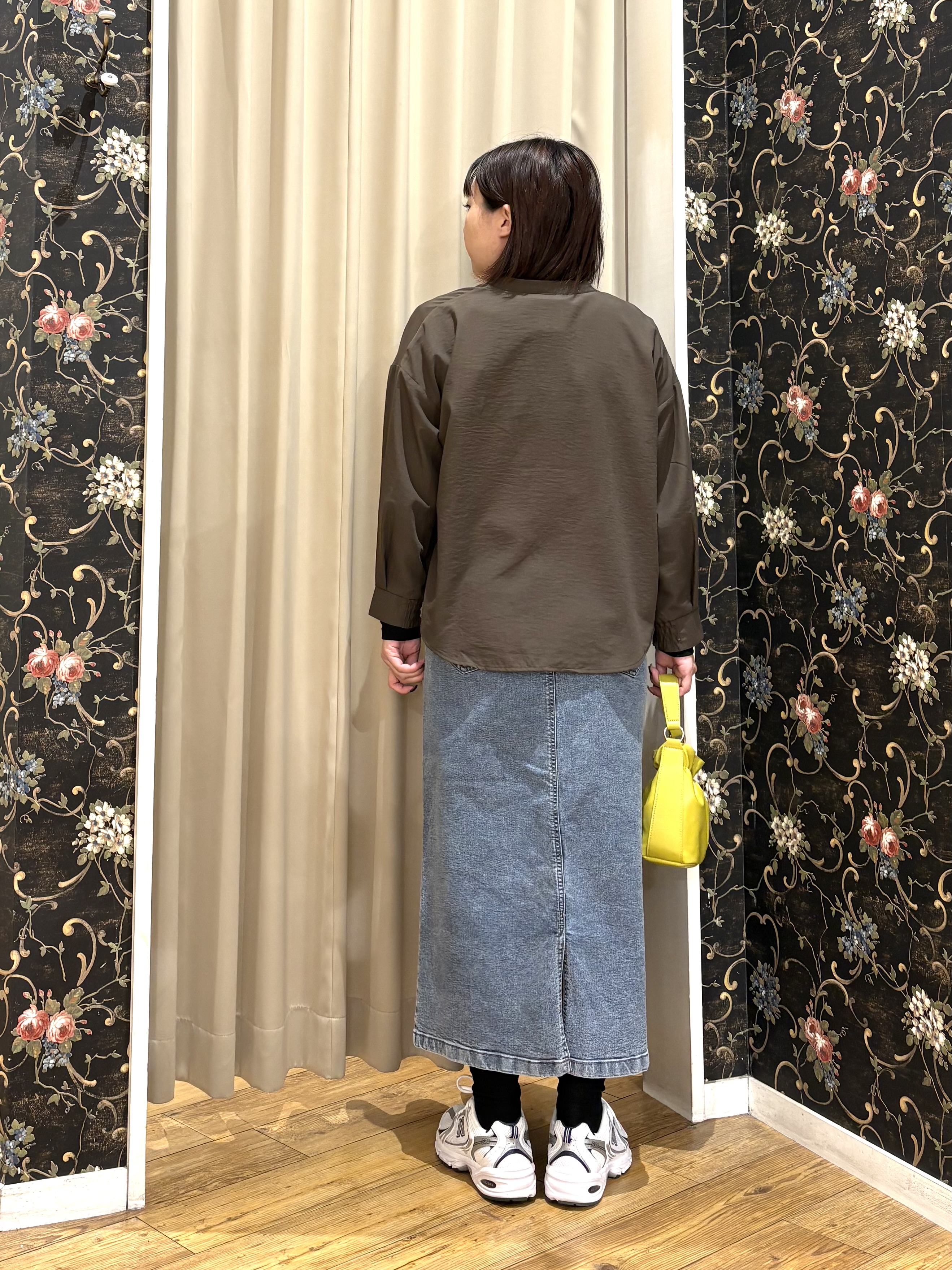 ネリさんの「SHOO･LA･RUE｜【洗濯後しわになりにくい/S-LL】こなれ見え ゆるっと キーネック金ボタンポケットシャツ」を使ったコーディネート
